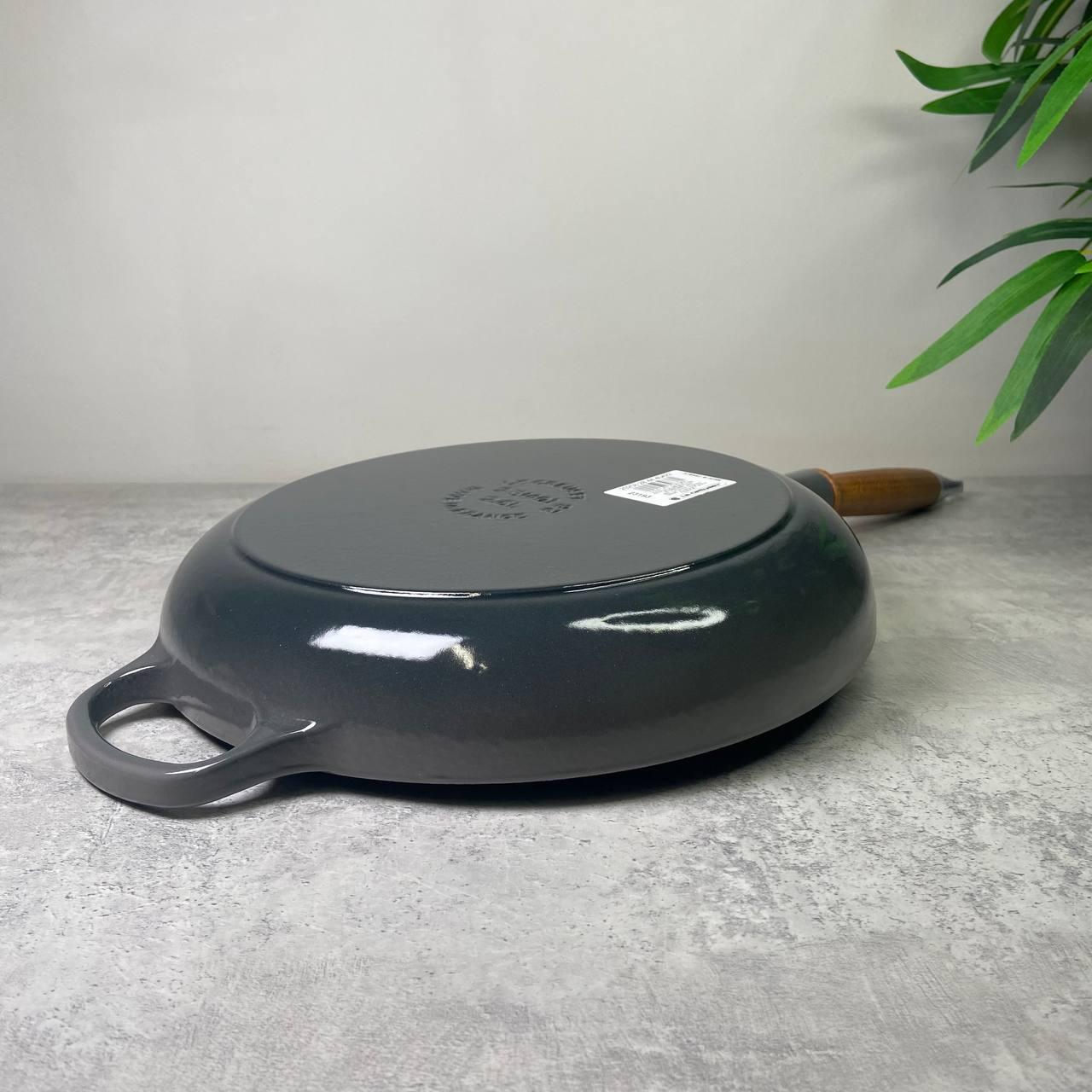 Сковорода Le Creuset Signature с деревянной ручкой 28 см Flint (20258284440422) - фото 4 Сковорода Le Creuset Signature с деревянной ручкой 28 см Flint (20258284440422) - фото 4