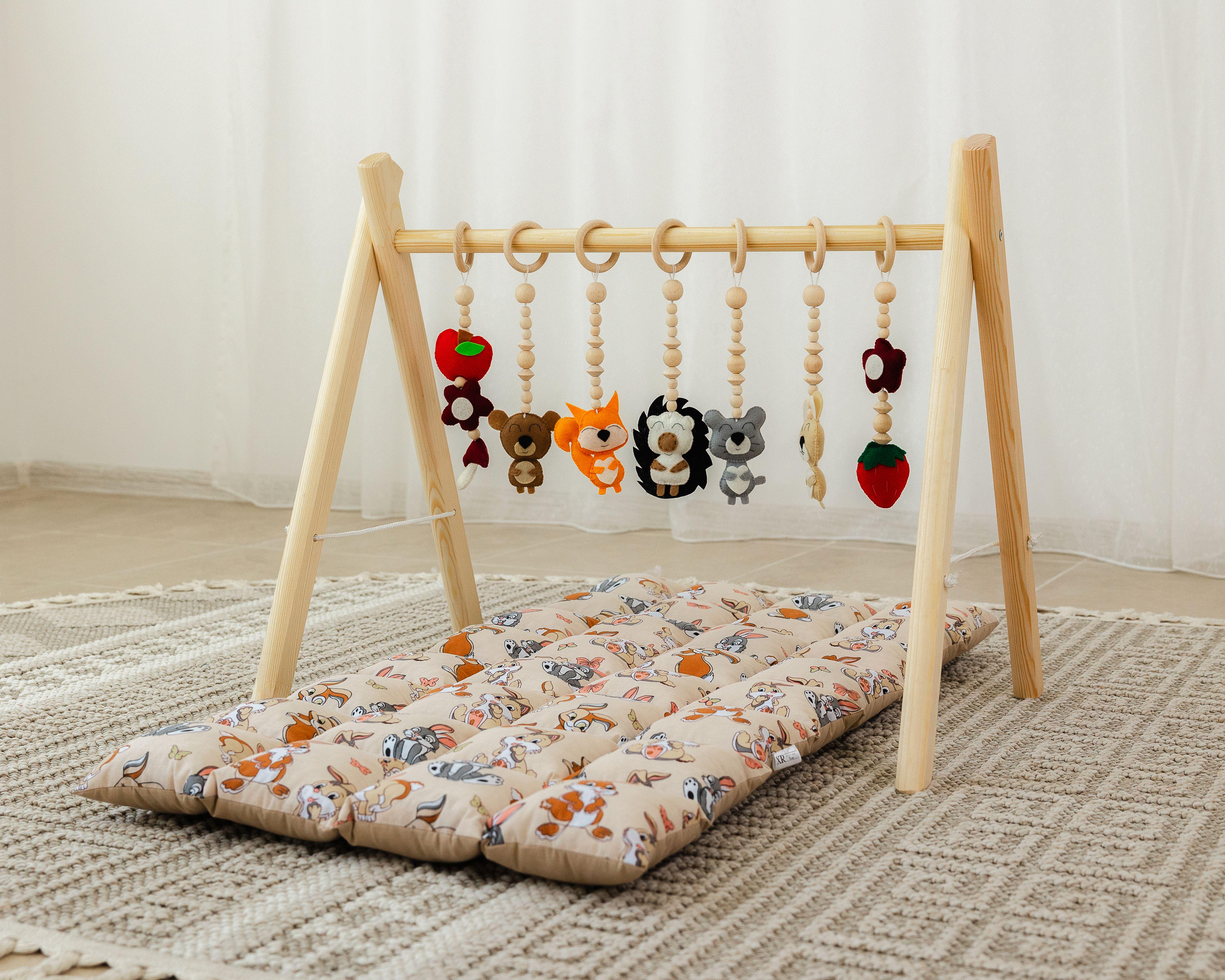 Мобиль деревянный напольный Монтессори Лесные зверьки с матрасиком Funny rabbits (0002300)