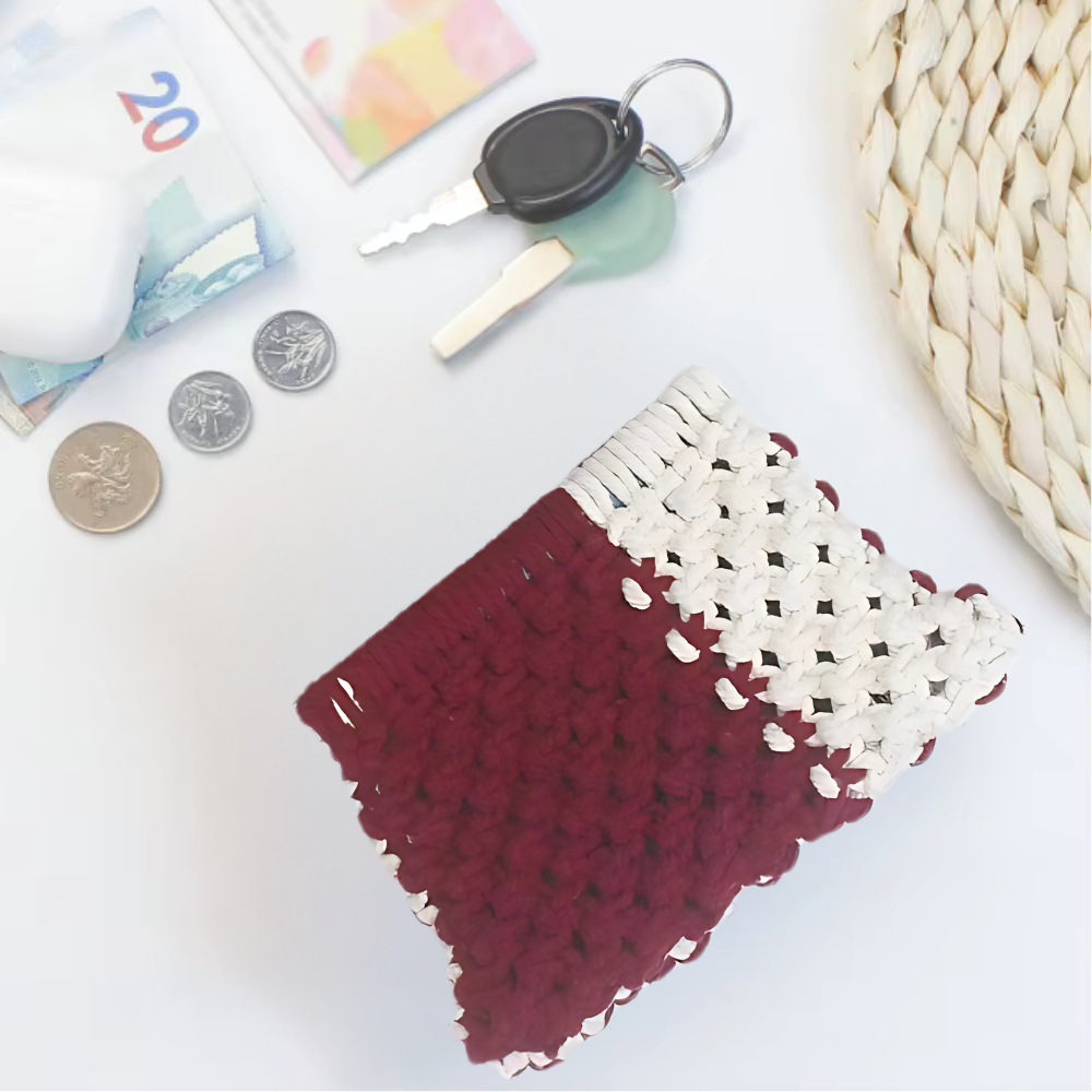 Набір макраме для рукоділля та творчості для ручного в'язання гаманця 15,7х10 см Червоний з білим Набір макраме для рукоділля та творчості для ручного в'язання гаманця 15,7х10 см Червоний з білим