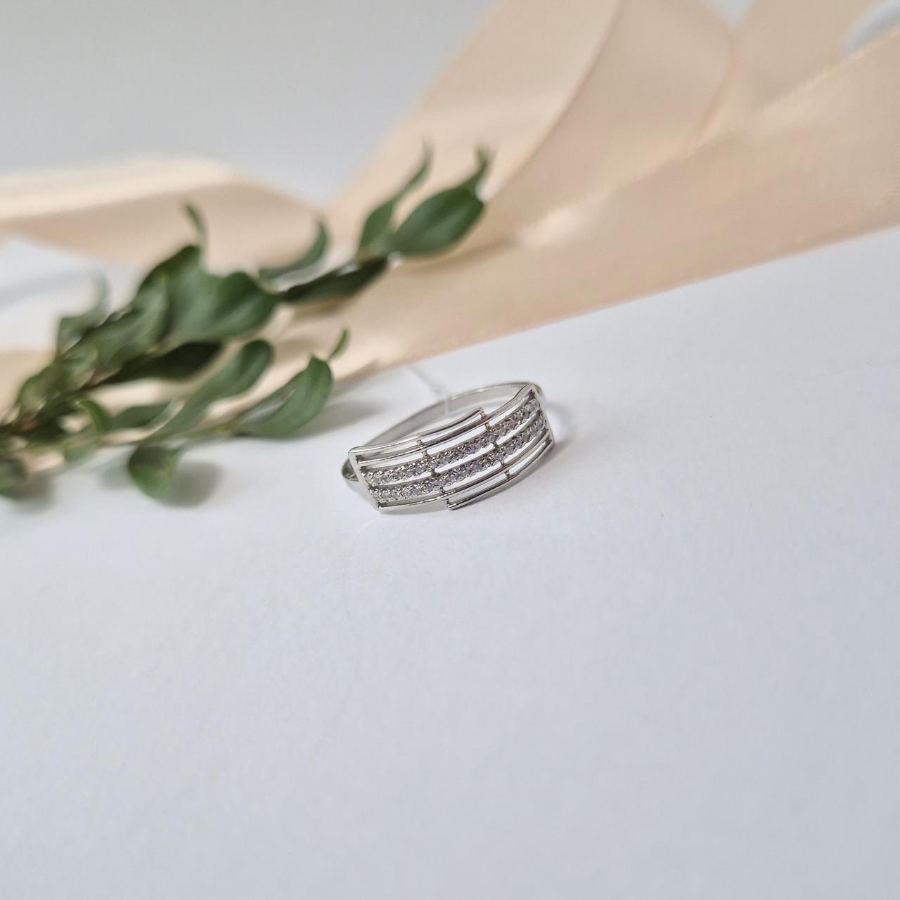 Кольцо широкое в белых камнях серебро 925 пробы родированное 1,70 г р. 19 (4632р)