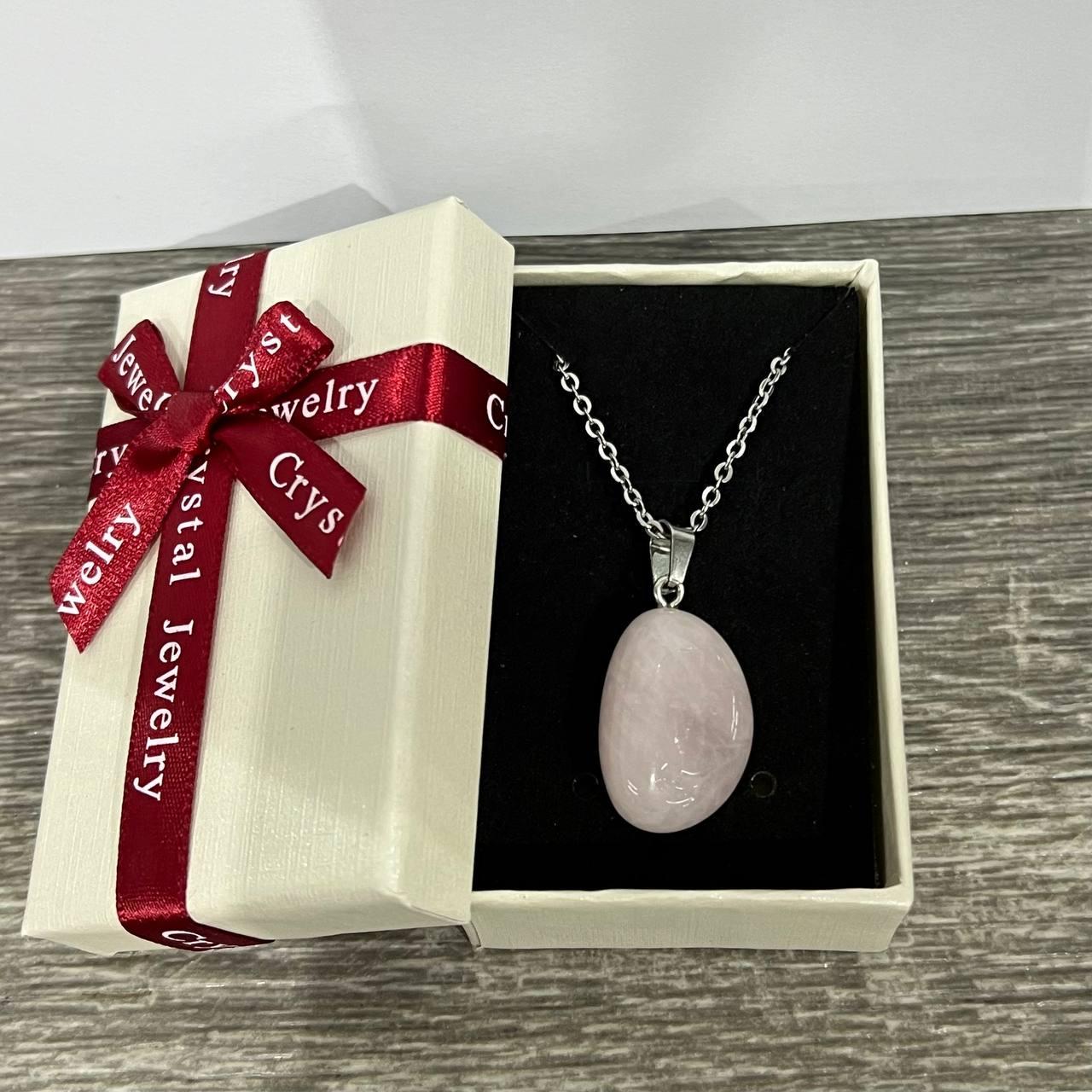 Кулон с камнем натуральный кварц розовый на цепочке ювелирная сталь в коробочке (82491227)