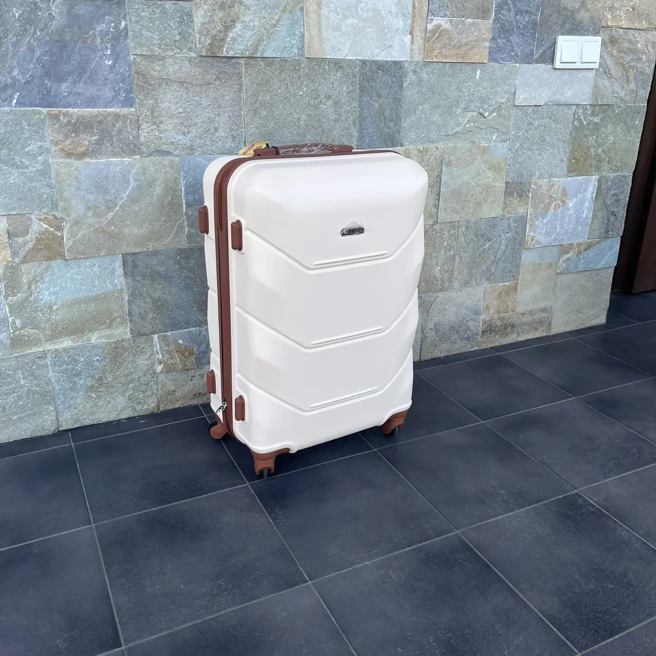 Чемодан дорожный Bloom 1507 М 63 л Молочный - фото 2