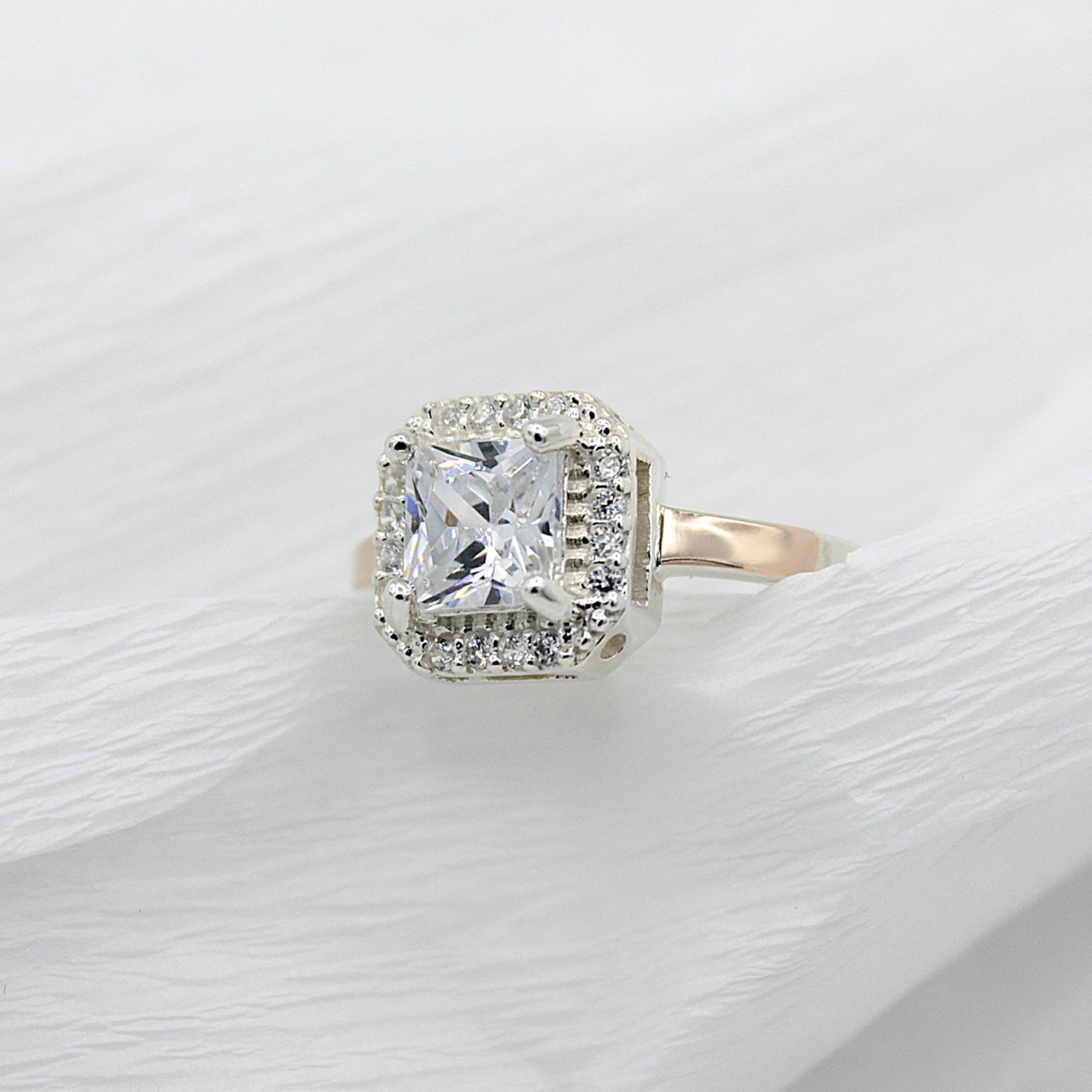 Серебряное кольцо Diva Магический с золотыми вставками квадрат размер 19,5 (003к195)