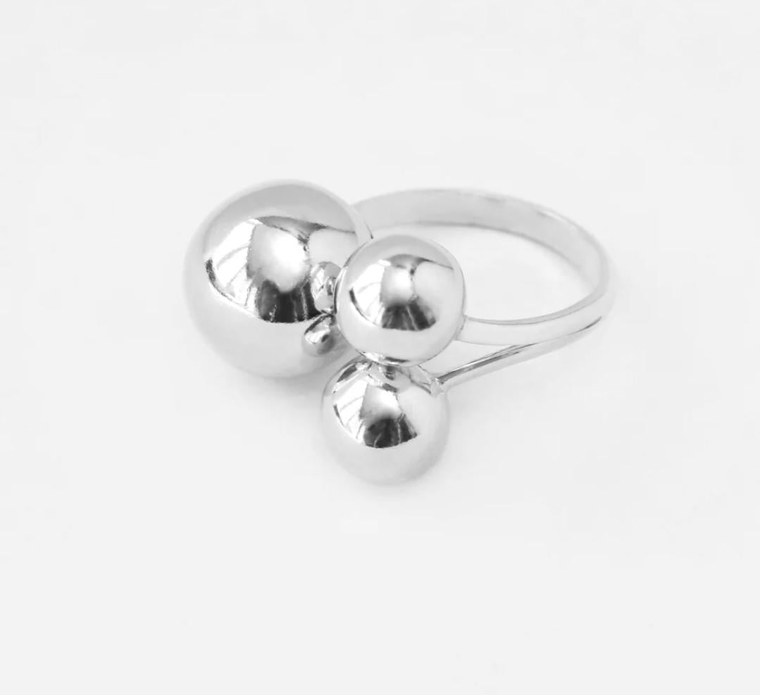 Кольцо три шарика серебро 925 пробы 4,40 г р. 18 (400089)