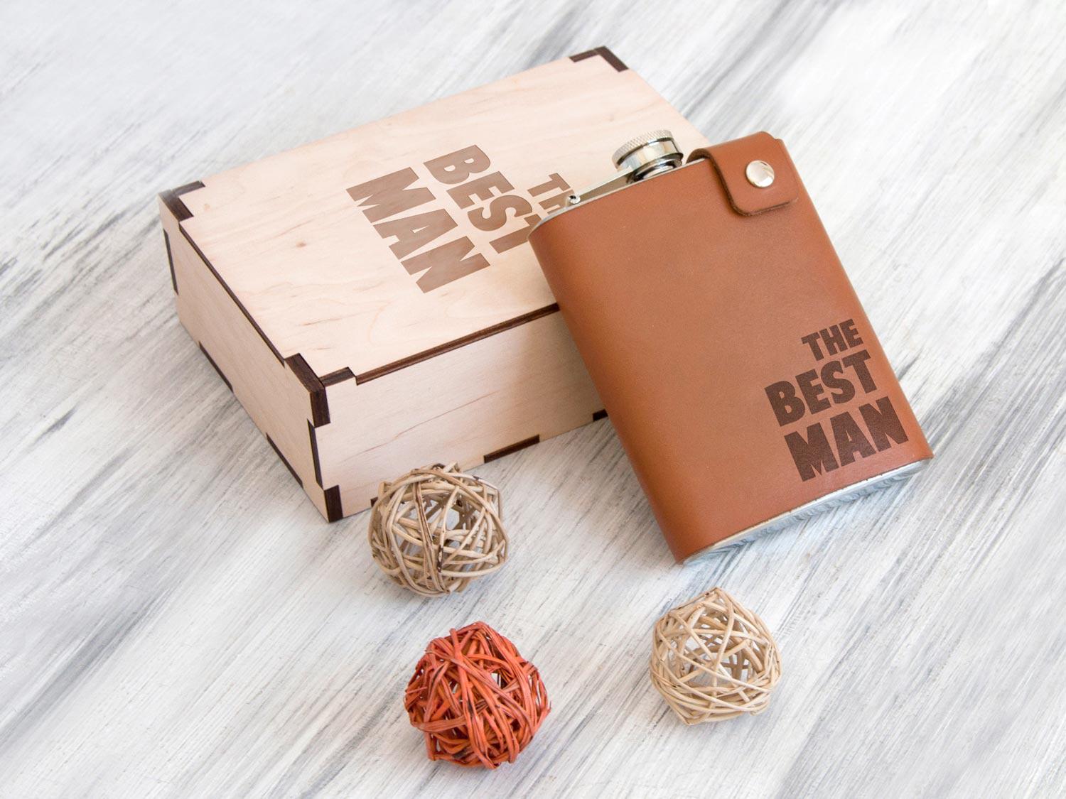 Фляга WoodPresentStudio с гравировкой The Best Man в коричневом кожаном чехле в деревянной коробке 240 мл
