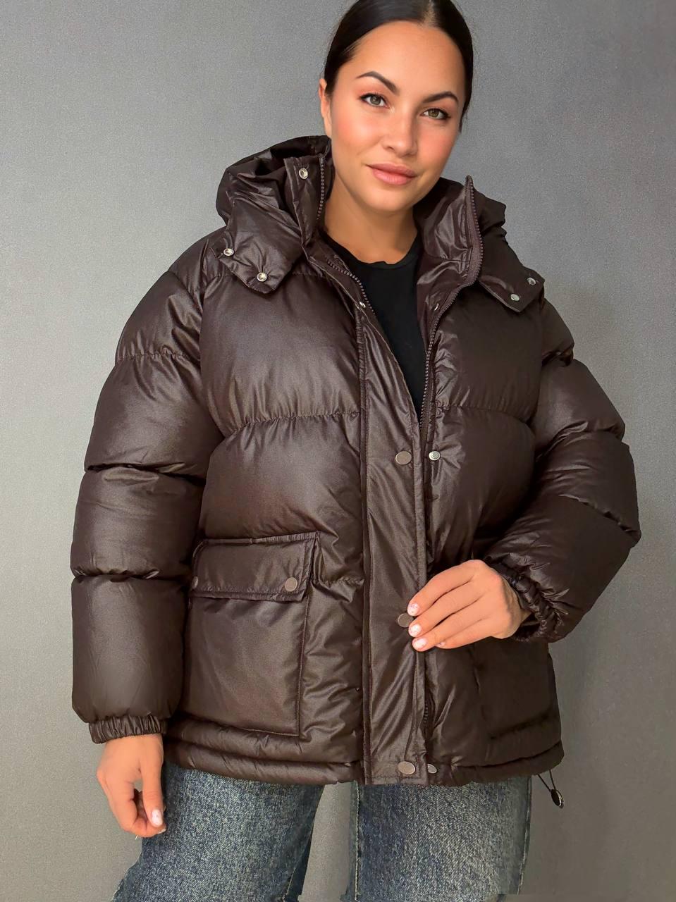 Куртка женская A-N 30046 глянцевая пуффер удлиненная с капюшоном S/M Коричневый (5895) - фото 4