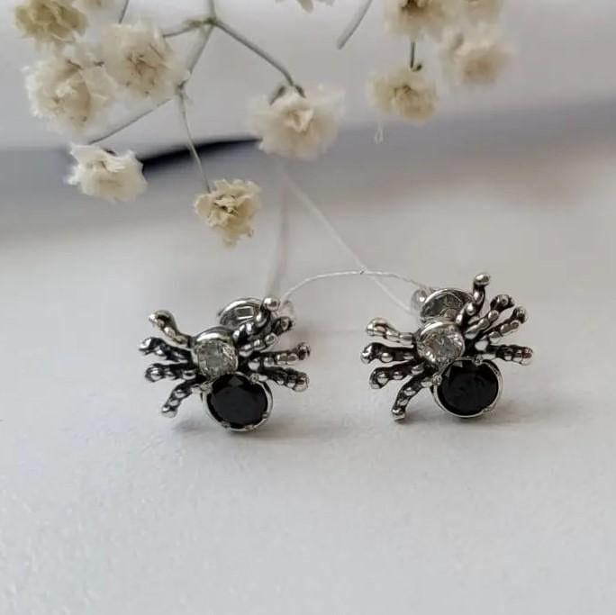 Серьги из серебра пауки с черными камнями