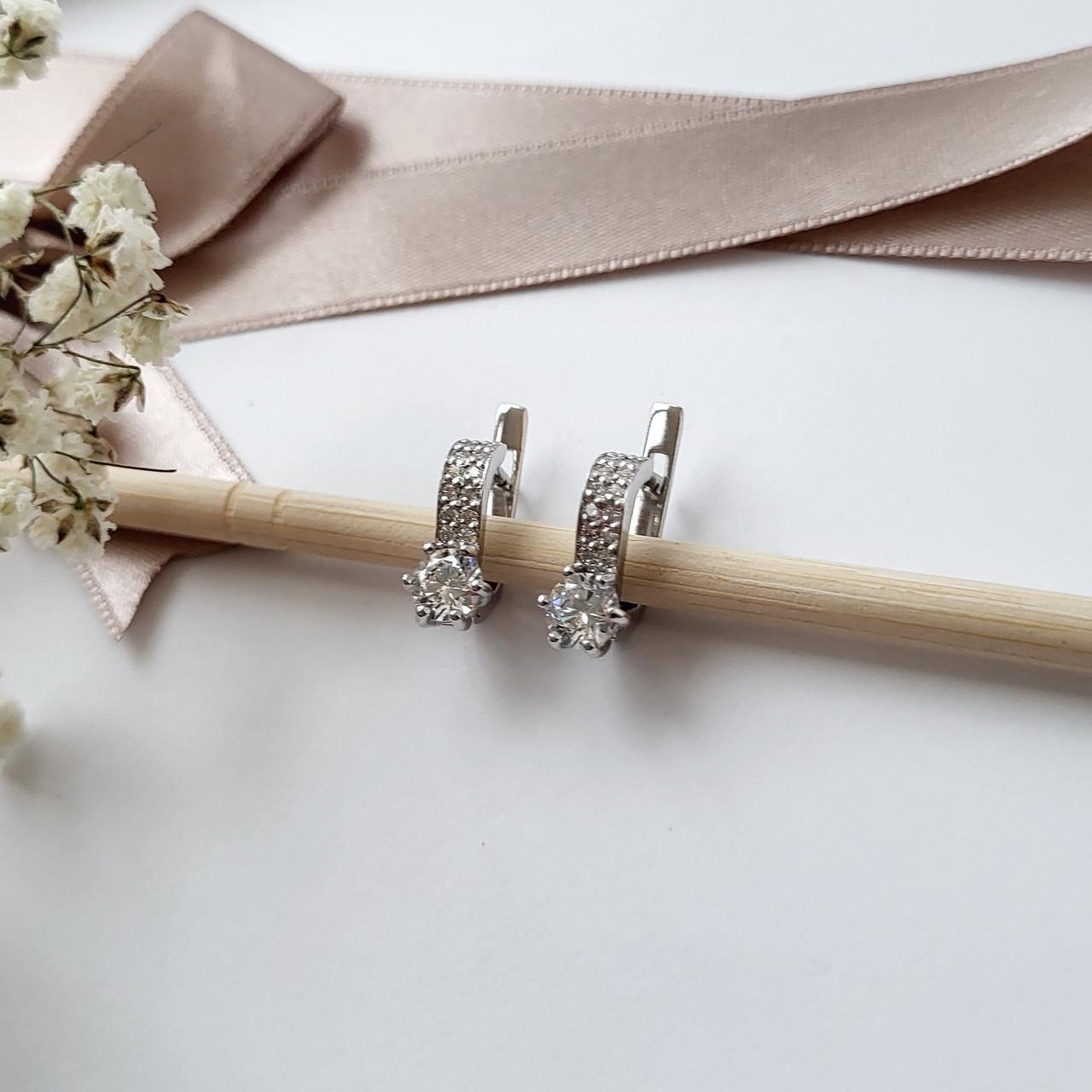 Сережки Украинка с белыми камнями серебро 925 пробы 2,70 г (5590р)