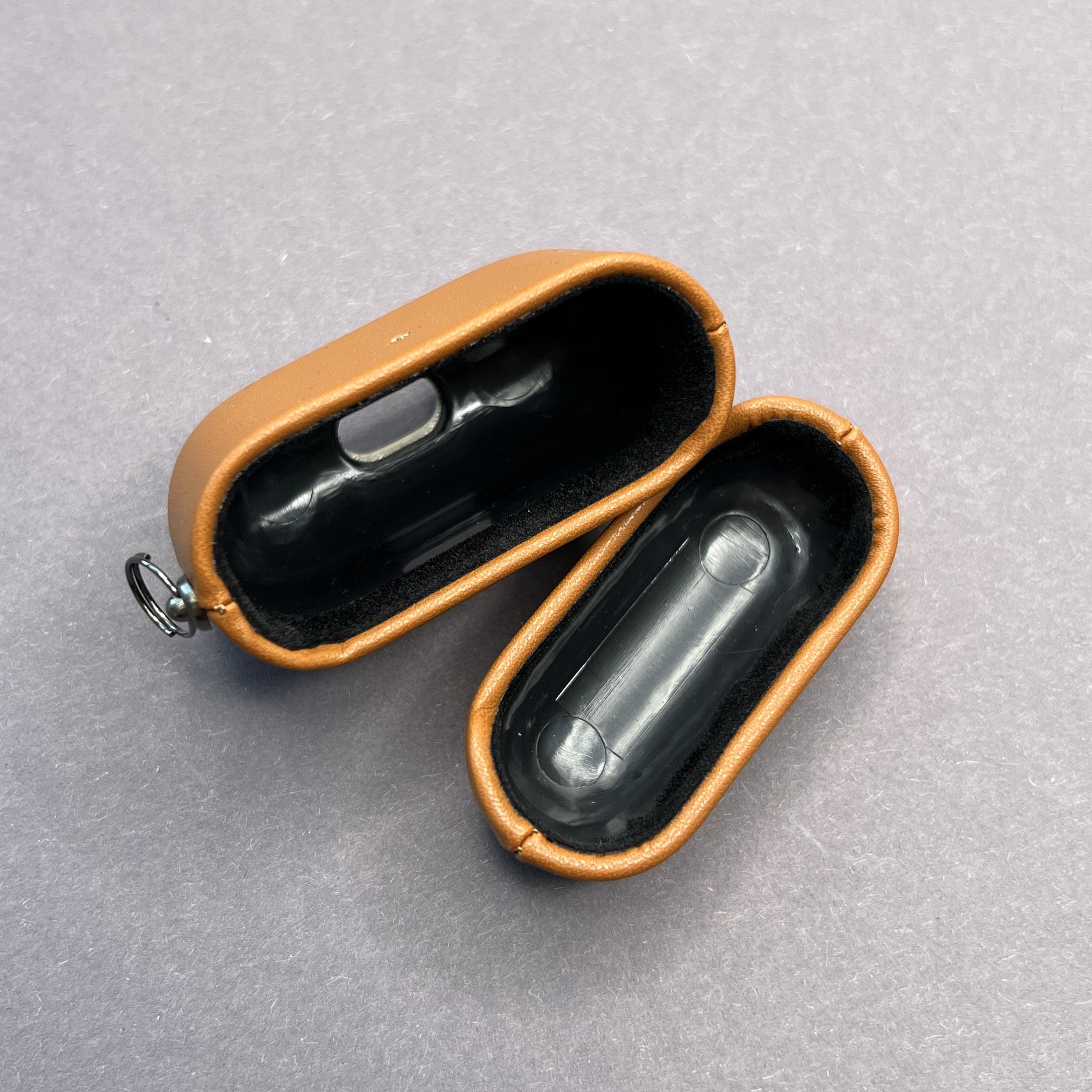 Чехол Leather Nappa для Apple Airpods 3 с карабином противоударный кожаный - фото 3