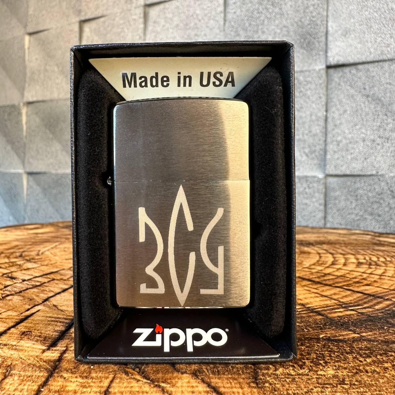 Запальничка бензинова ZIPPO 200 REG BRUSH FIN CHROME з гравіюванням ЗСУ - фото 6 Запальничка бензинова ZIPPO 200 REG BRUSH FIN CHROME з гравіюванням ЗСУ - фото 6