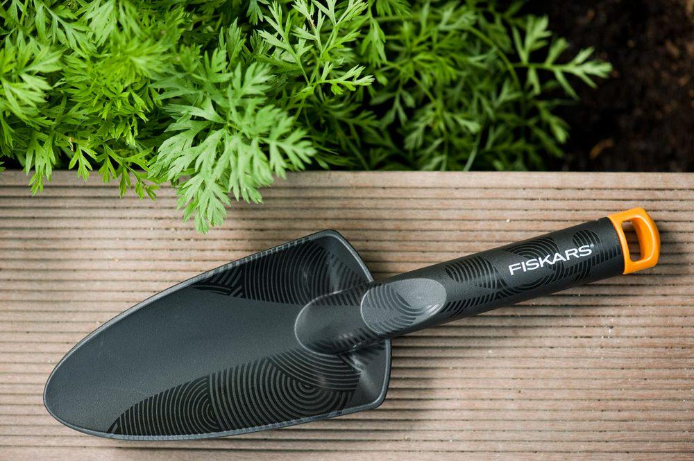 Совок садовый Fiskars Solid (1000694) - фото 5 Совок садовый Fiskars Solid (1000694) - фото 5