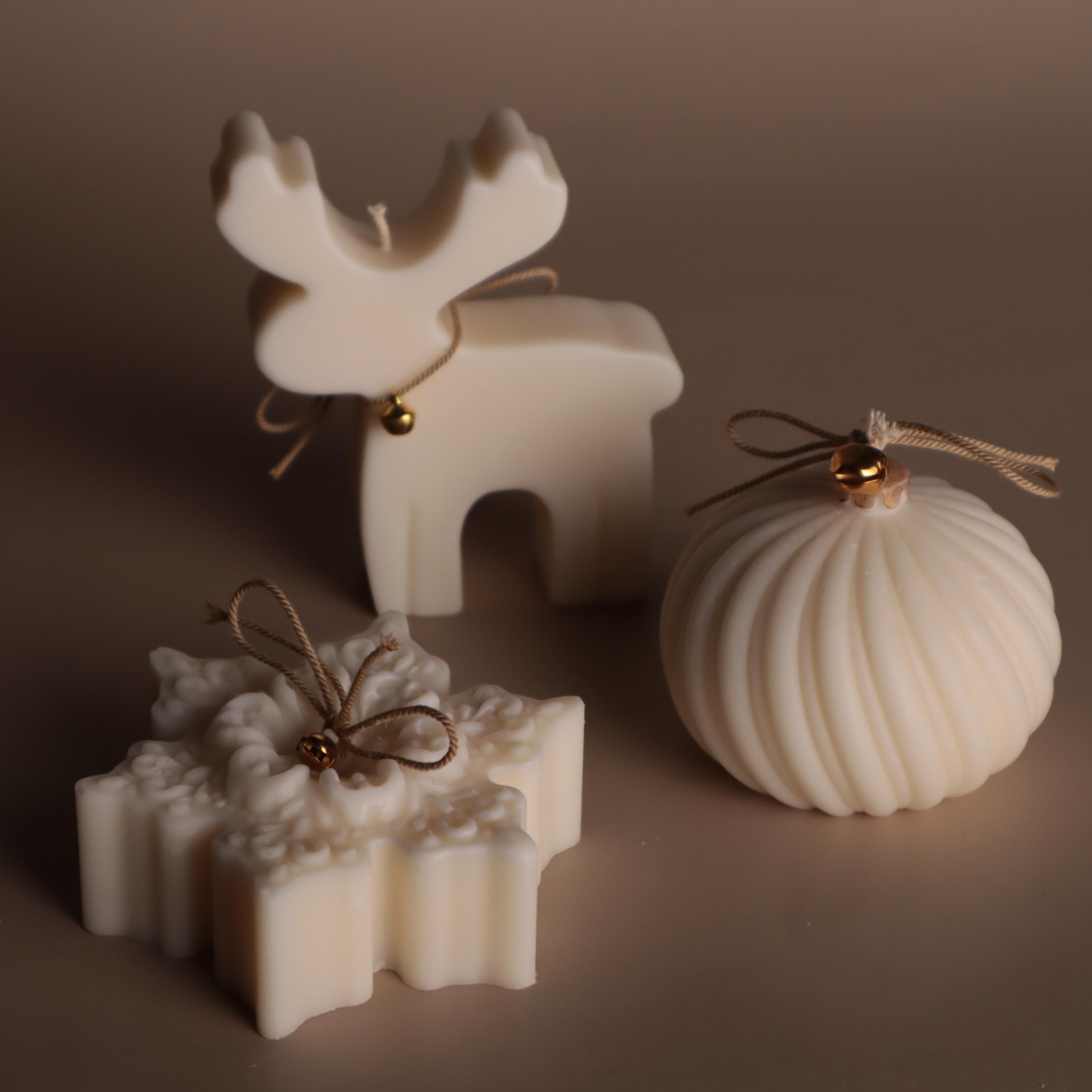 Подарунковий набір аромасвічок Wax Harmony Ваніль Олень і Сніжинка та Новорічна куля хвиляста (300551)