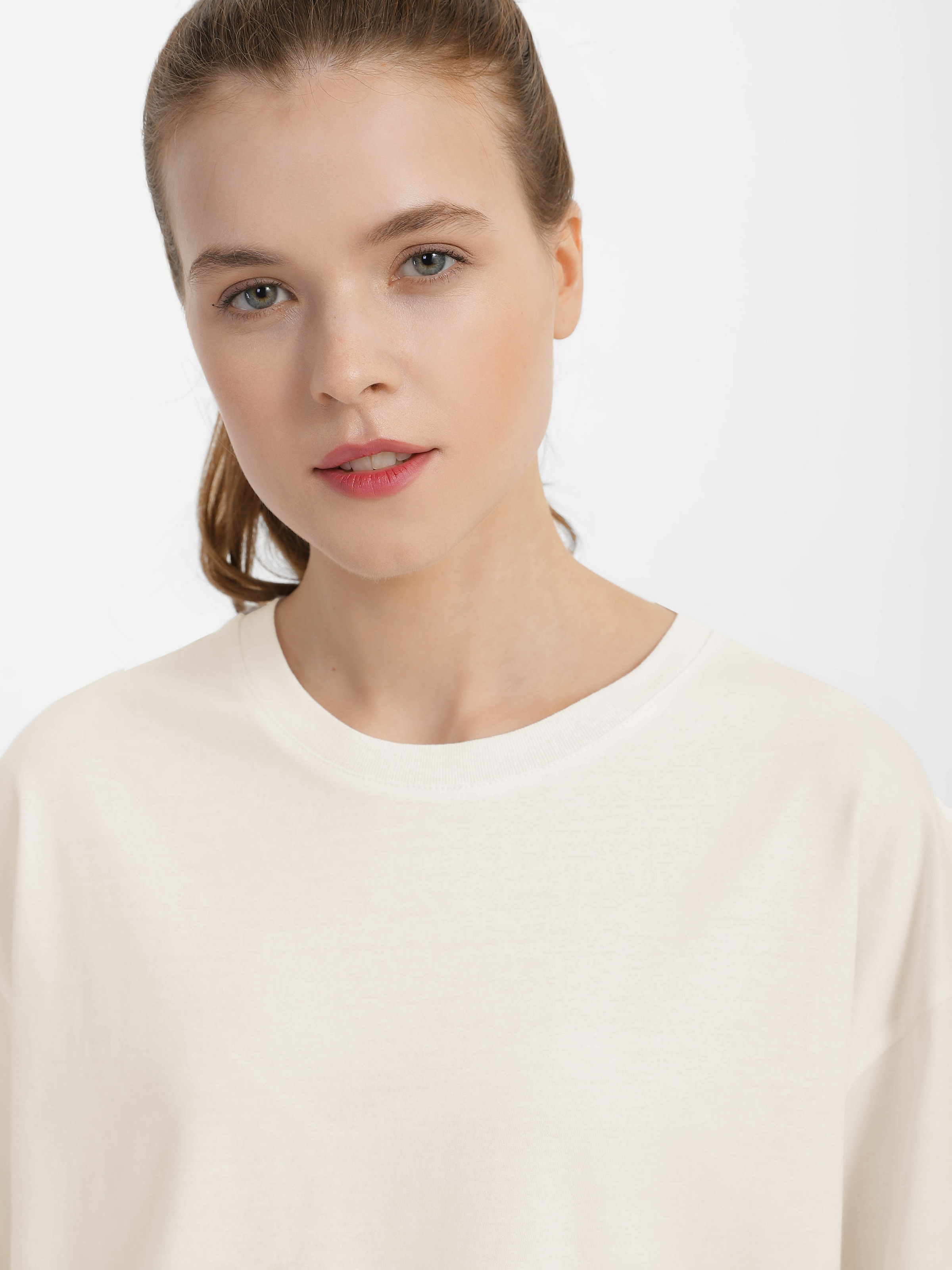 Футболка жіноча оверсайз ROZA 211204 M Світло-бежевий (4824005731389) - фото 4