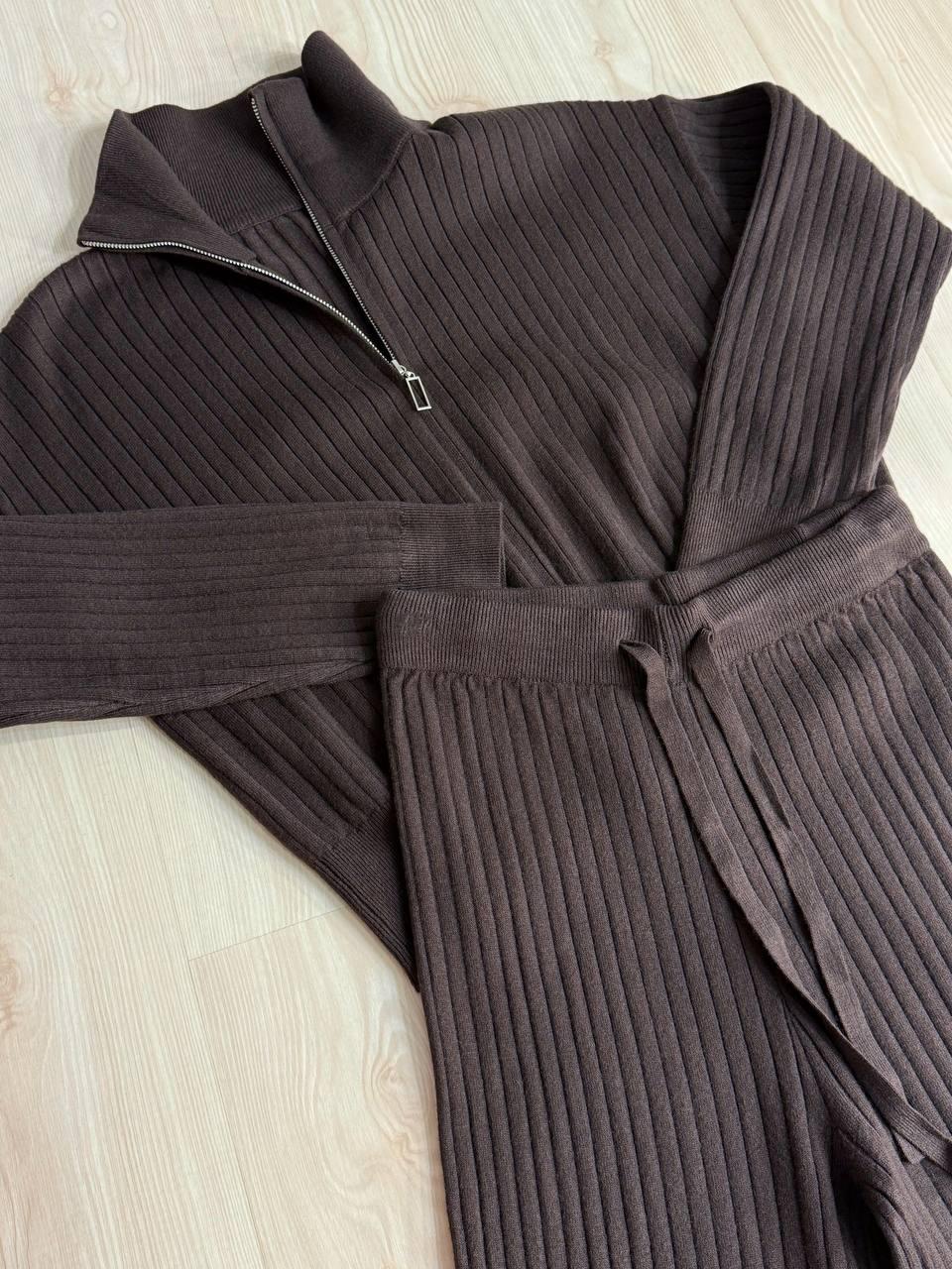 Костюм женский Joy One 376 вязаный в рубчик с кофтой на молнии и брюками палаццо OS Коричневый (5600) - фото 2 Костюм женский Joy One 376 вязаный в рубчик с кофтой на молнии и брюками палаццо OS Коричневый (5600) - фото 2