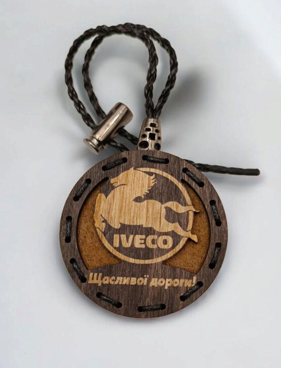 Ароматизатор для авто Iveco многоразовый из дерева/войлока и аромапарфюм 10 мл (114) Ароматизатор для авто Iveco многоразовый из дерева/войлока и аромапарфюм 10 мл (114)
