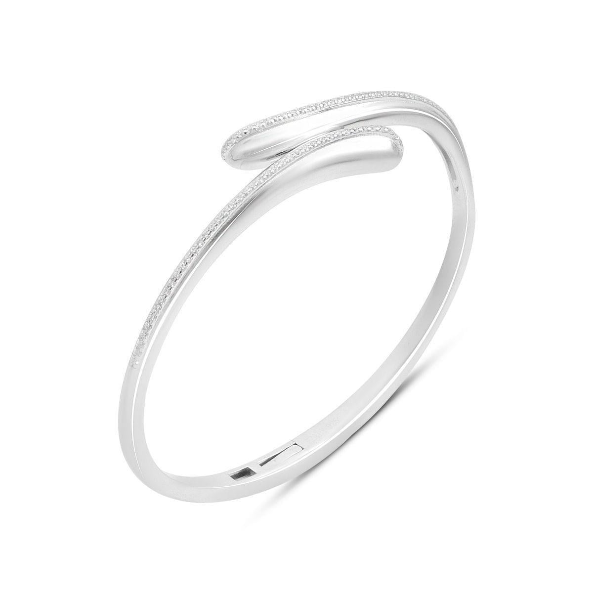 Браслет серебряный с фианитами плавной изогнутой формы Серебристый