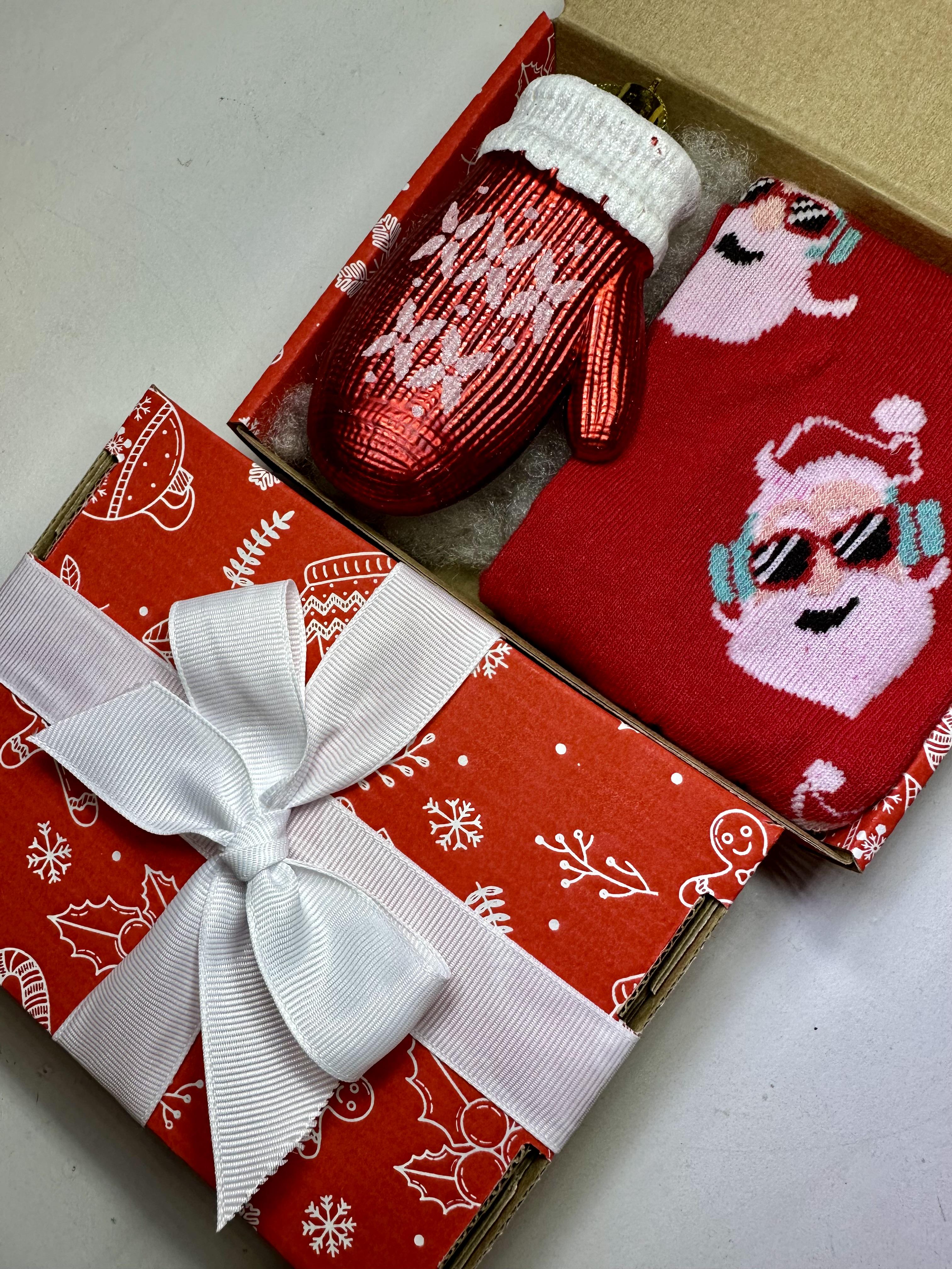 Подарунковий бокс з новорічними шкарпетками і іграшкою (13479880) - фото 6