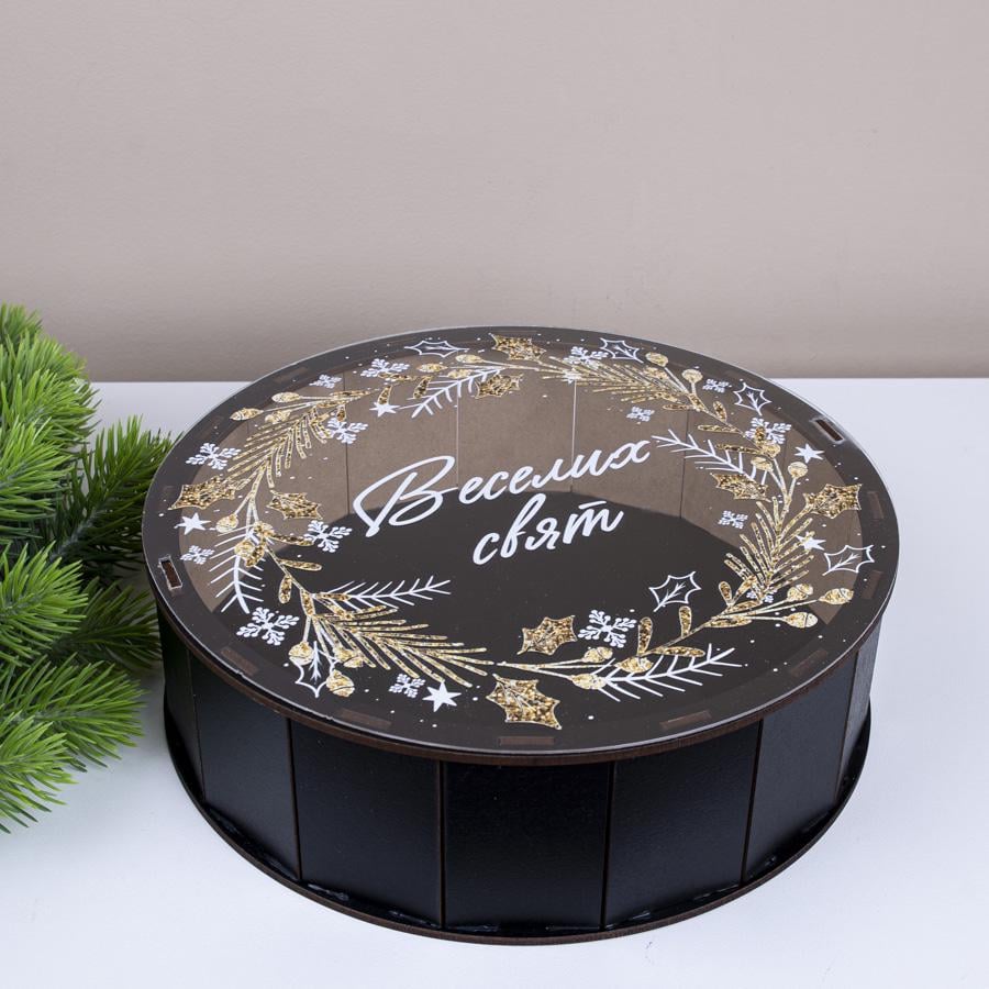 Коробка круглая деревянная веселих свят с венком 24 см (3085-2) - фото 1 Коробка круглая деревянная веселих свят с венком 24 см (3085-2) - фото 1