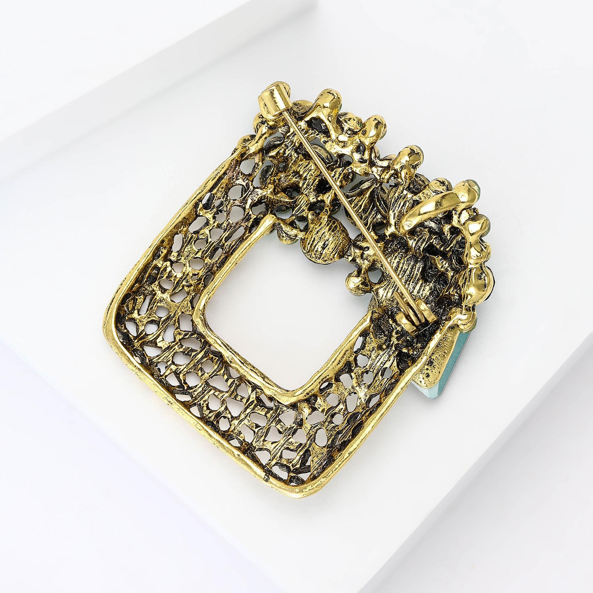 Брошка Квадрат з квітами 52x46 мм 23,7 г (158511313) - фото 3 Брошка Квадрат з квітами 52x46 мм 23,7 г (158511313) - фото 3