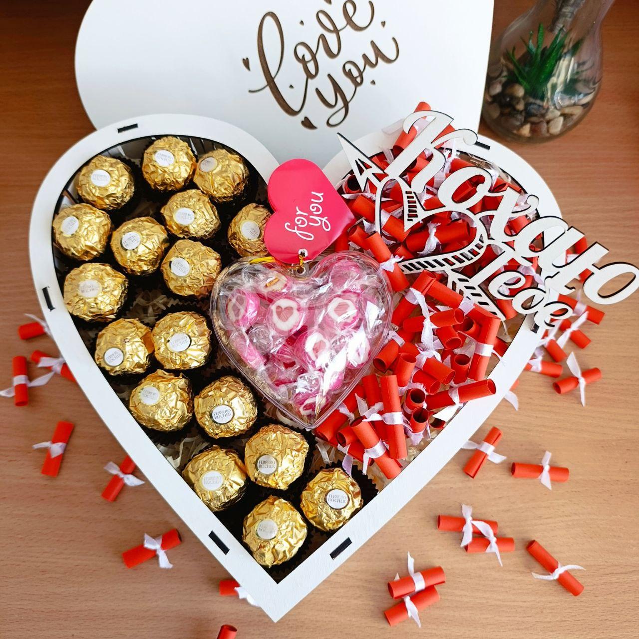 Подарунковий бокс для дівчини з цукерками Ferrero та 101 причиною чому я тебе кохаю (ar364)