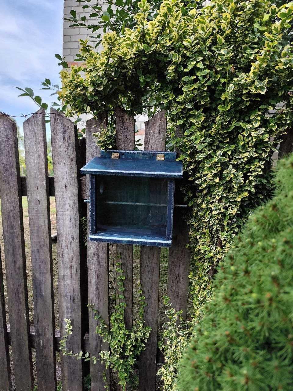 Годівниця для птахів Заплутанка бункерного типу із соснової деревини 30х30х17 см Синій - фото 6