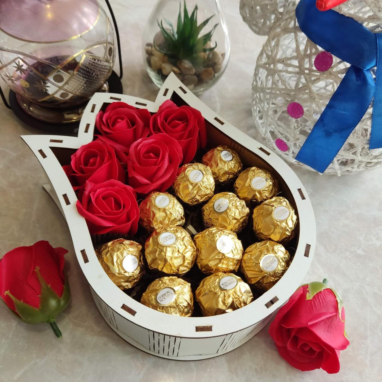 Подарунковий бокс із цукерок Ferrero і троянд для дівчини на 8 березня/день закоханих/день народження (ar40) - фото 4