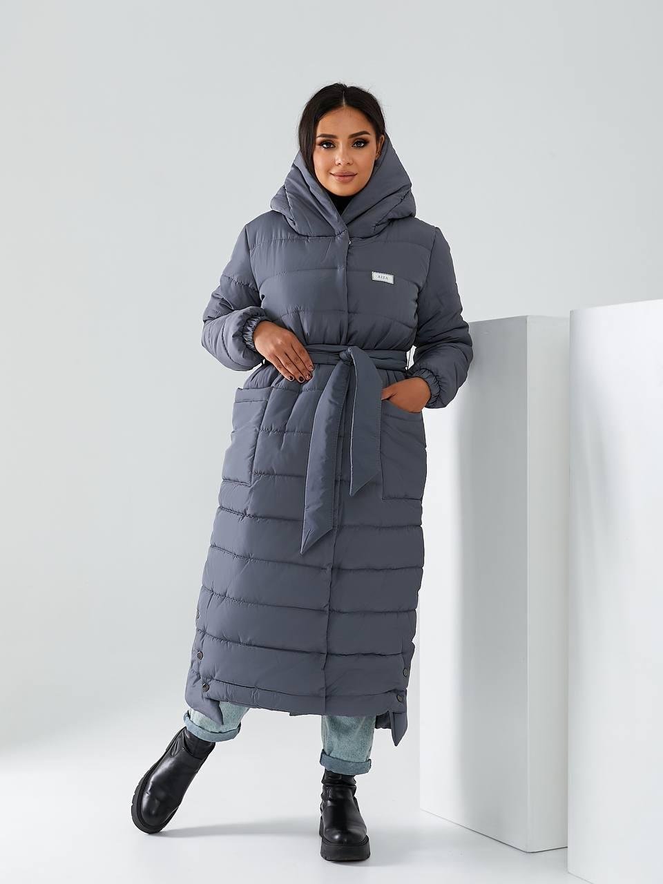 Пуховик длинный Aiza на поясе кнопках молнии и с капюшоном А032 р. 42-44 Графитовый - фото 4 Пуховик длинный Aiza на поясе кнопках молнии и с капюшоном А032 р. 42-44 Графитовый - фото 4