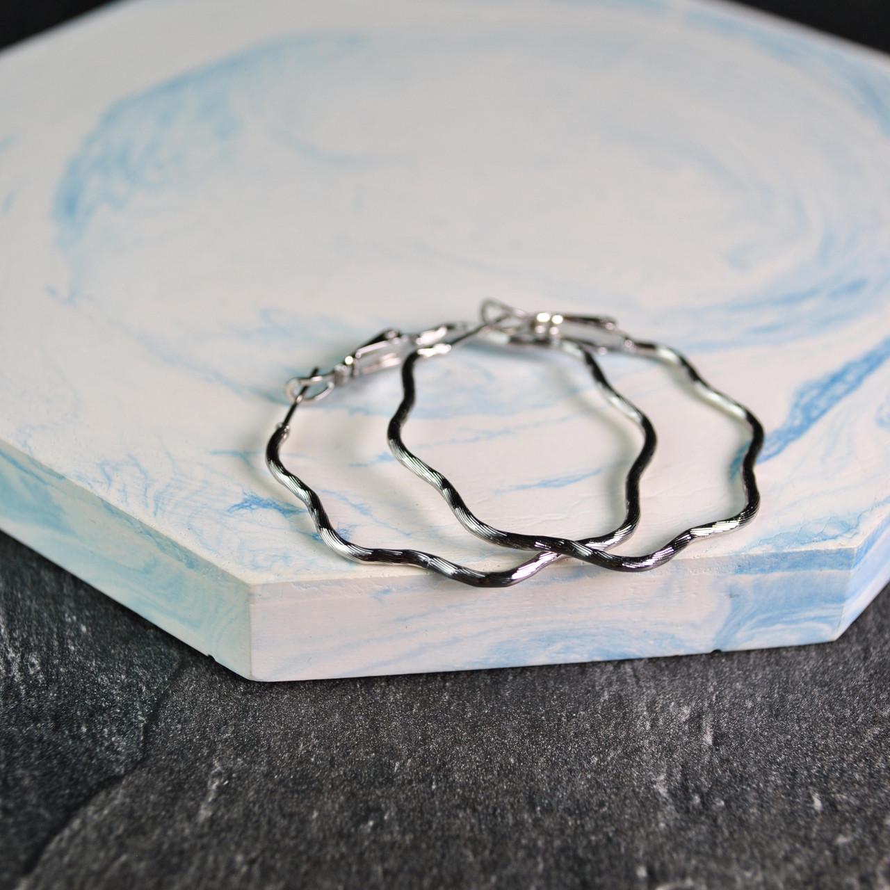 Сережки кольца с узором медицинская сталь родий (x135-1) - фото 3