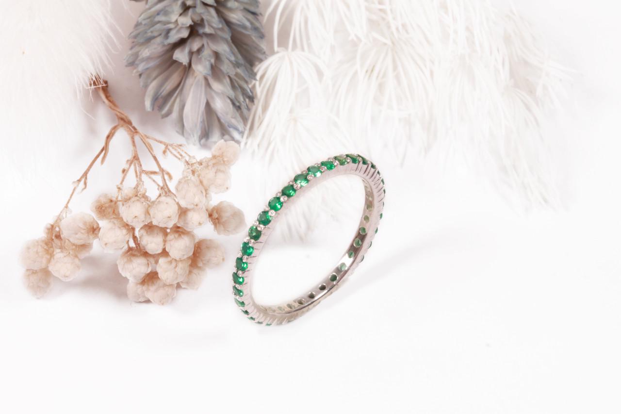 Каблучка з білого золота із зеленими фіанітами р. 17,5 (2243964031)