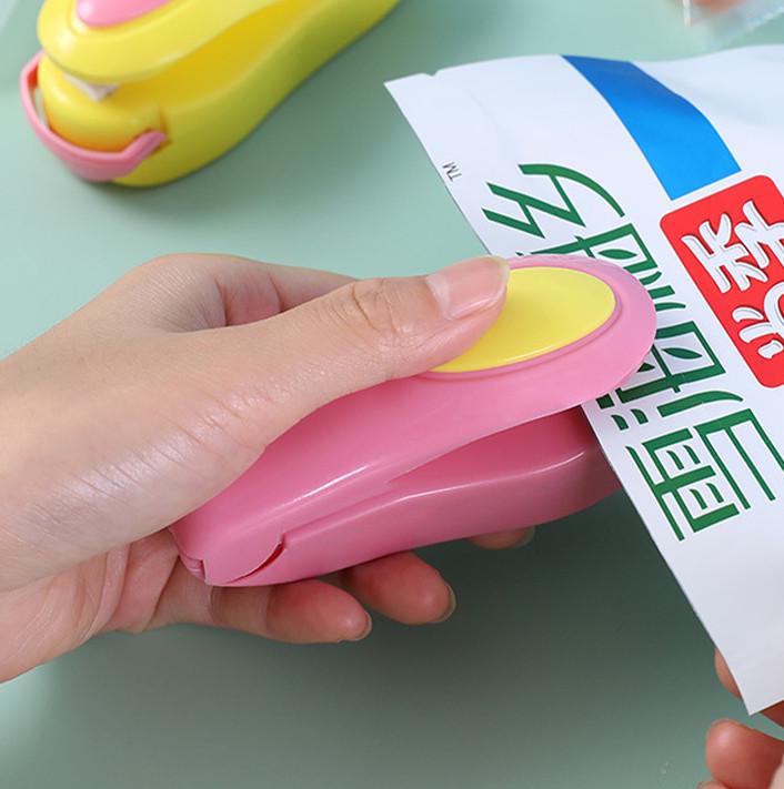 Зварювач пакетів lesko 2265 міні ручний на батарейках для зберігання їжі Pink (25713856) - фото 2