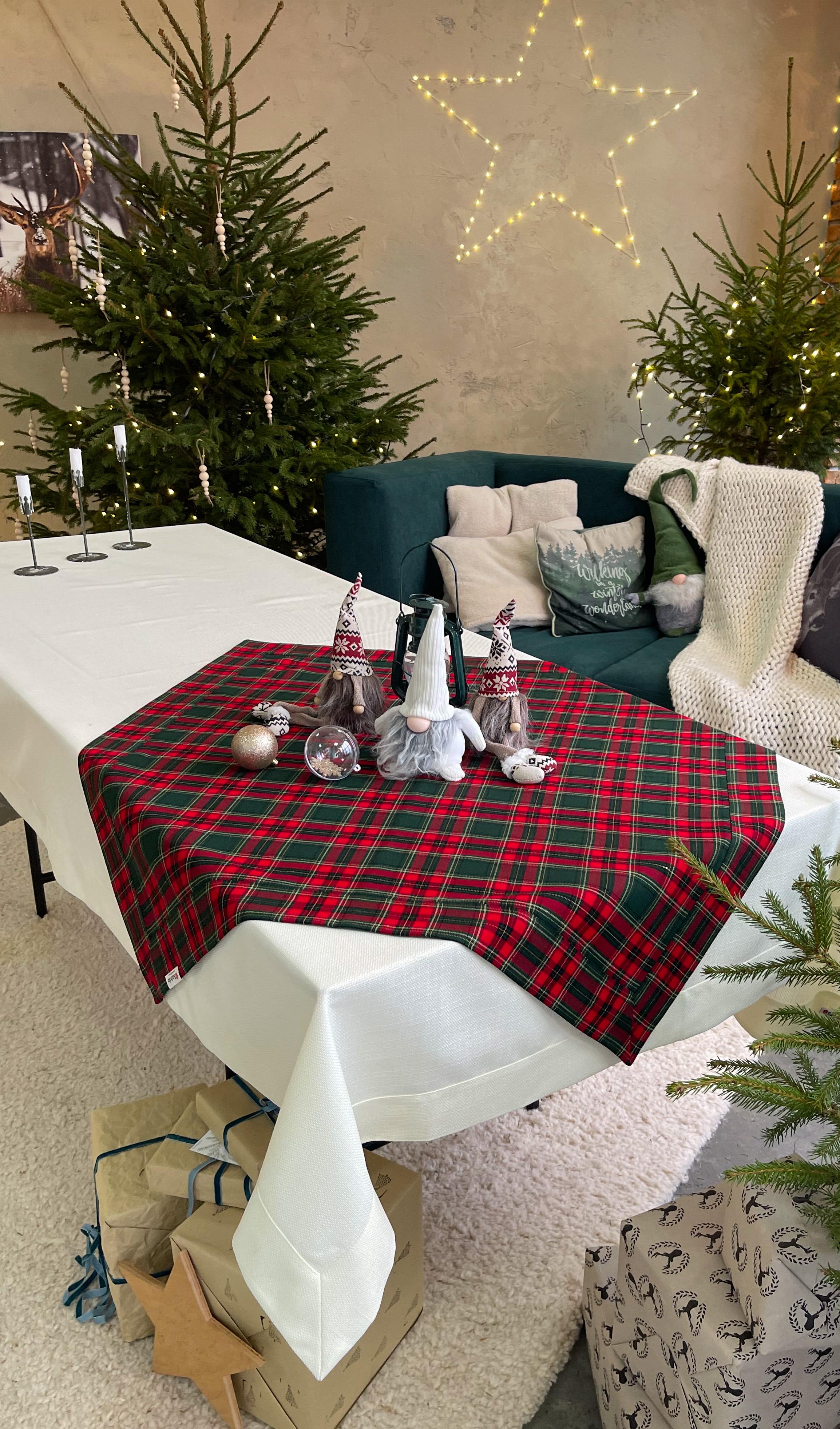 Серветка новорічна Едельвіка в клітинку 0,9х0,9 м (332-21/00)