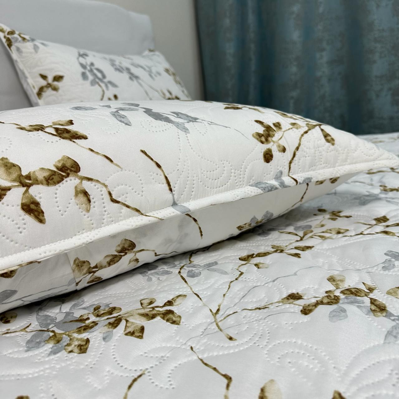 Набір покривало стьобане з квітковим принтом 200x230 см/2 наволочки 50x70 см Молочний (28710433) - фото 2 Набір покривало стьобане з квітковим принтом 200x230 см/2 наволочки 50x70 см Молочний (28710433) - фото 2