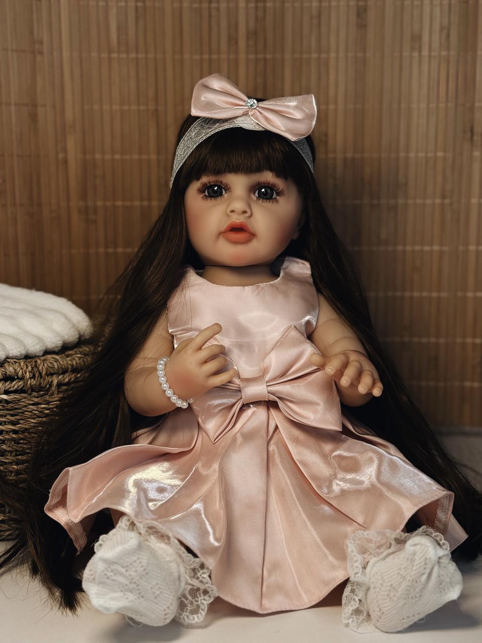 Кукла кукла реалистичная KEIUMI винил-силиконовая в платье с повязкой и аксессуары 55 см Бежевый