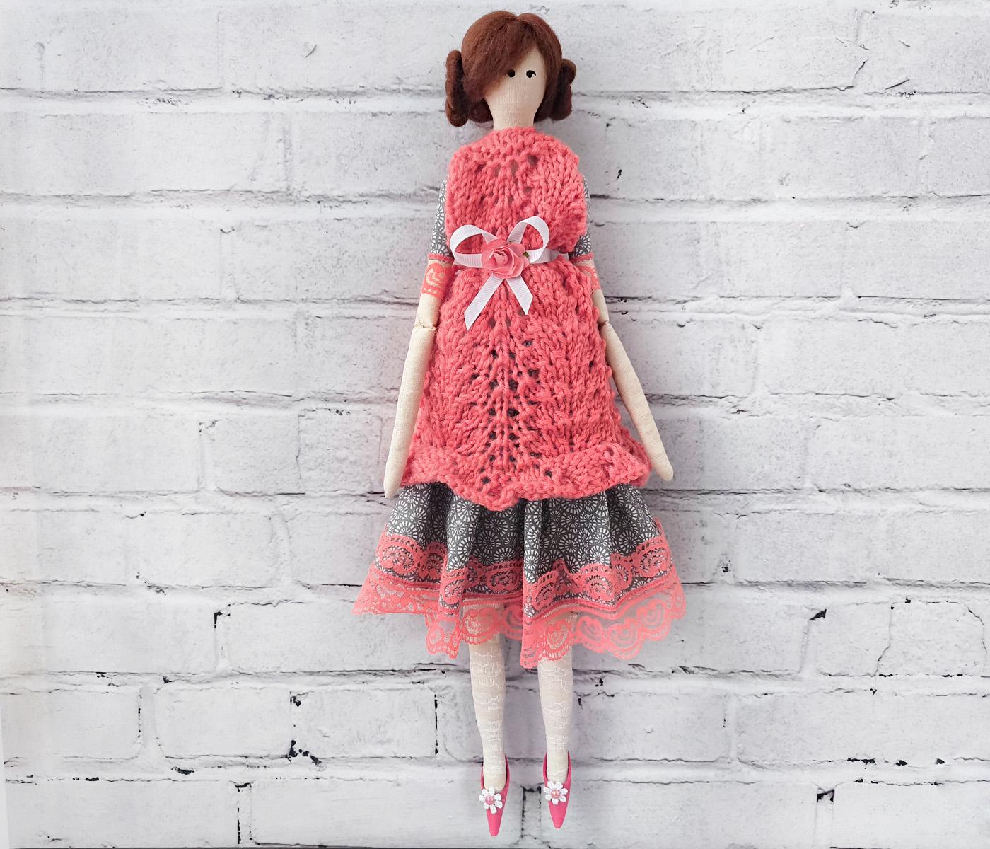 Интерьерная кукла в стиле тильда в платье Серый/Коралловый (32200327)
