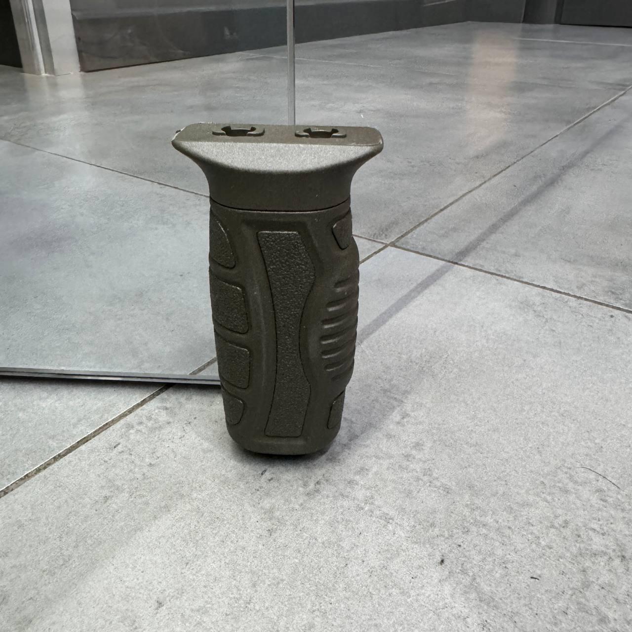 Рукоятка переноски огня DLG Tactical DLG-165 на M-LOK прорезиненная с отсеком для хранения Олива (246339) - фото 4 Рукоятка переноски огня DLG Tactical DLG-165 на M-LOK прорезиненная с отсеком для хранения Олива (246339) - фото 4