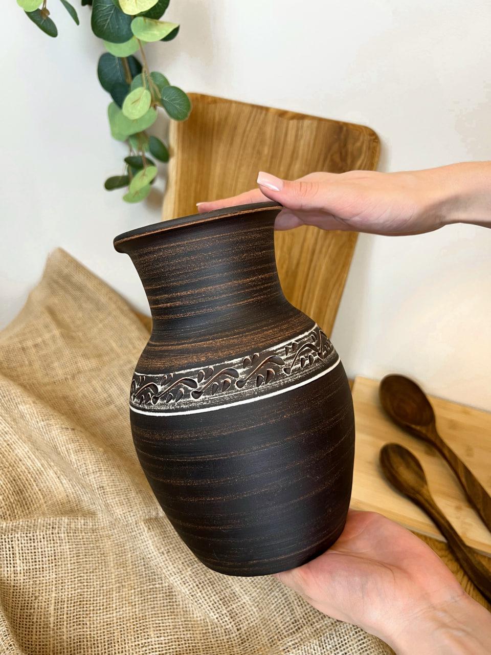 Глек керамічний глиняний різьблений без ручки ангоб 2 л (3001-37) - фото 2 Глек керамічний глиняний різьблений без ручки ангоб 2 л (3001-37) - фото 2