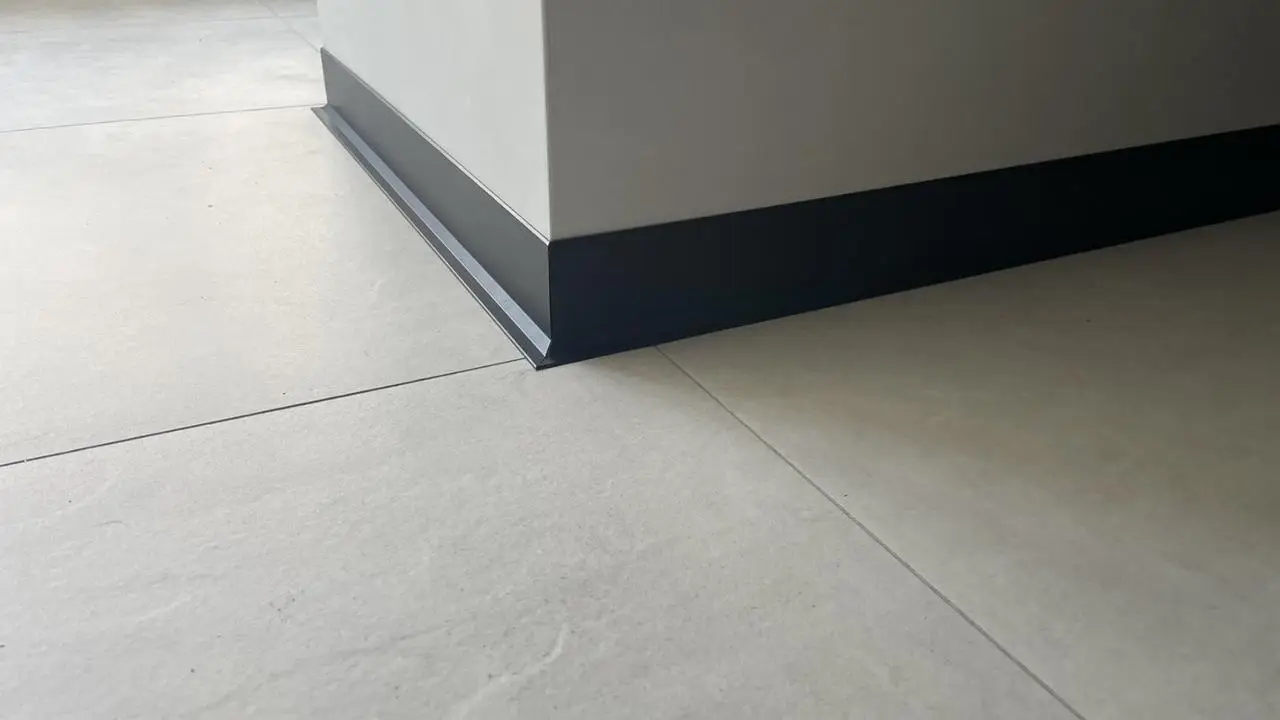 Плінтус алюмінієвий накладний Strila SVP-38B 38 мм 2600 мм Чорний (26902488) - фото 5