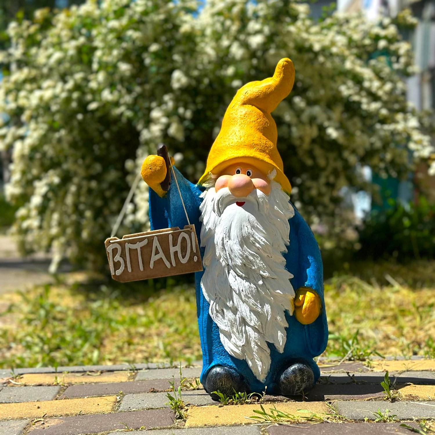 Садовая фигура Гном-поздравитель с табличкой "Вітаю" 50 см Желто-голубой