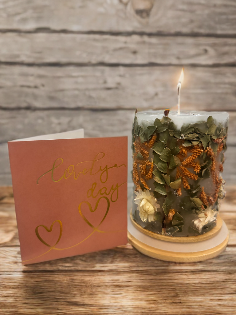 Свеча ароматная декорированная цветами (29634443)