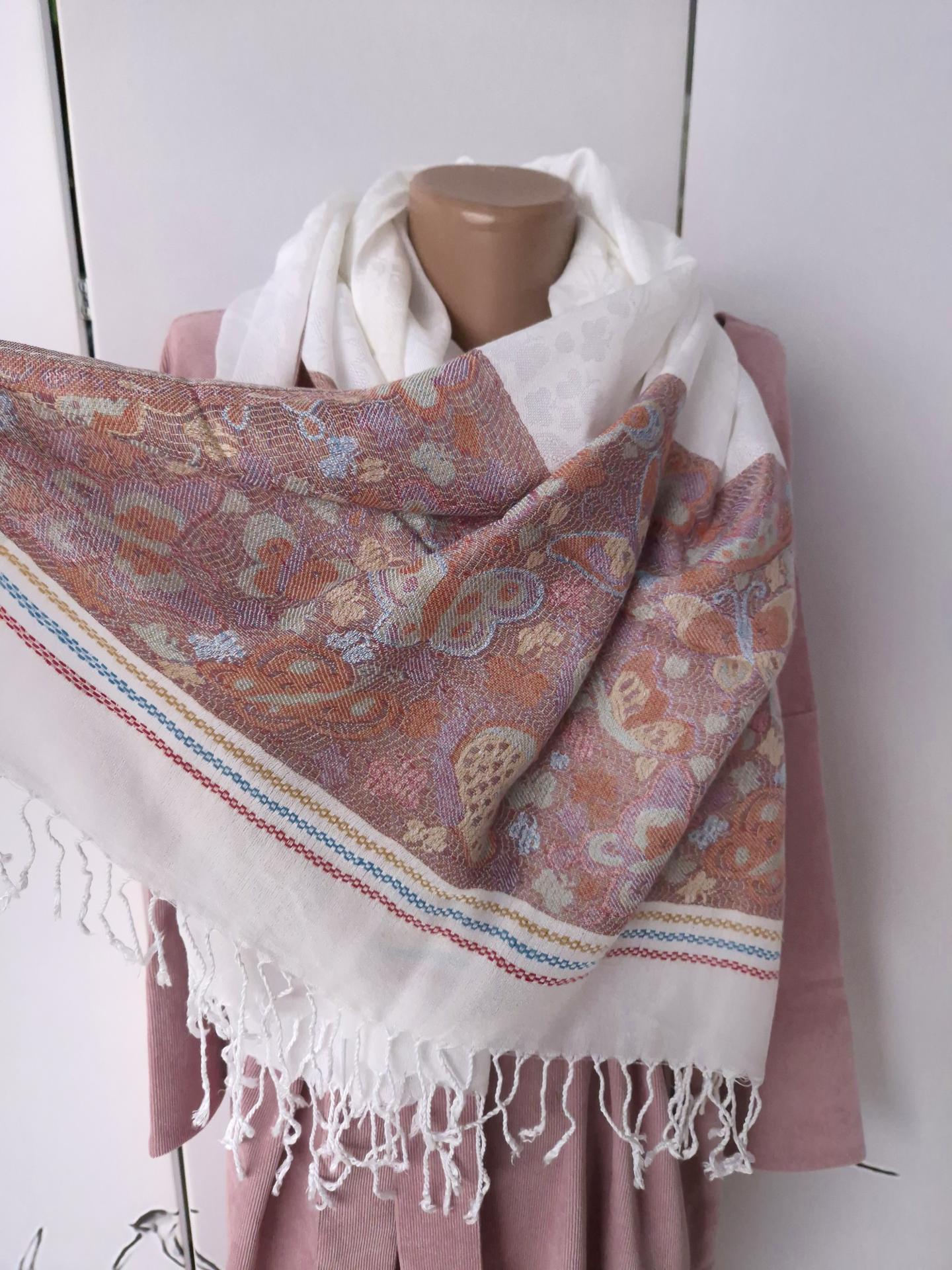 Шарф-палантин жіночий з імітацією вишивки та пензлями весна-осінь 184х70 см Молочний (15089) - фото 9 Шарф-палантин жіночий з імітацією вишивки та пензлями весна-осінь 184х70 см Молочний (15089) - фото 9