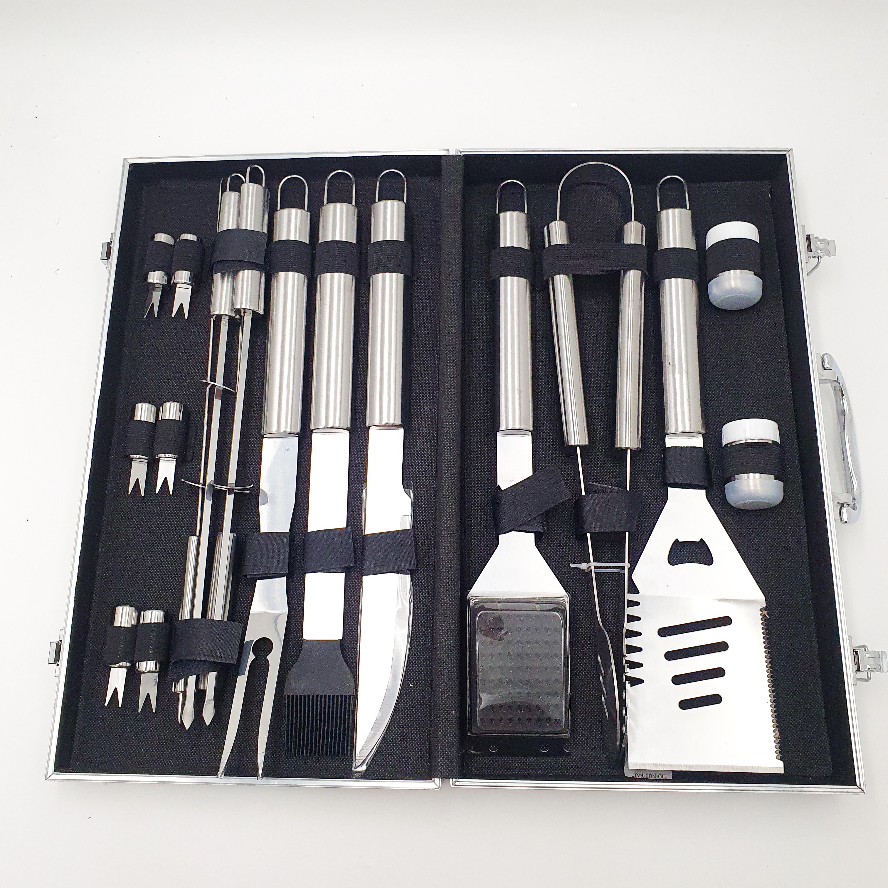 Набор аксессуаров BBQ Tools Set в алюминиевом кейсе 43х24х8 см (AL-18)