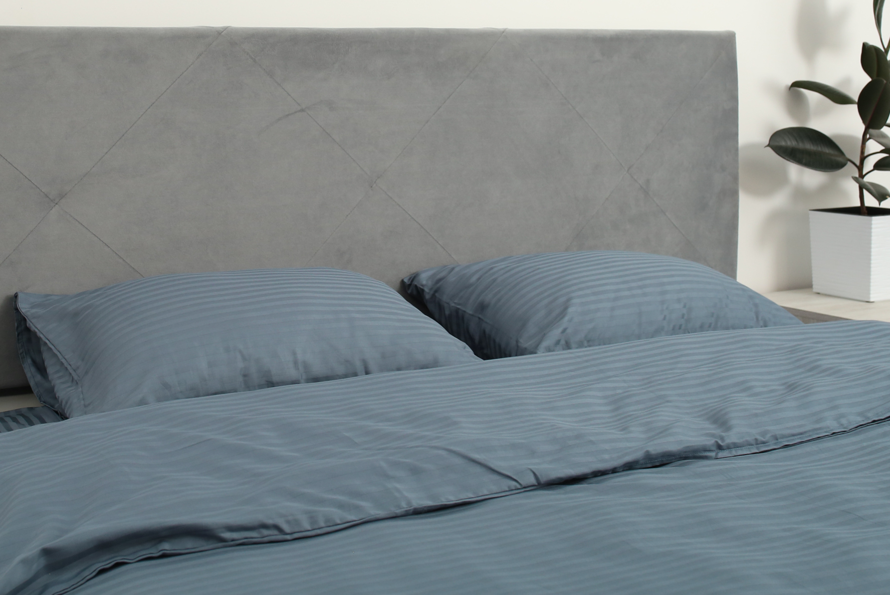 Комплект постельного белья семейный Amore graphite3916 страйп-сатин Графитовый (KPB-As-STLux-graphite3916 70x70_) - фото 3 Комплект постельного белья семейный Amore graphite3916 страйп-сатин Графитовый (KPB-As-STLux-graphite3916 70x70_) - фото 3