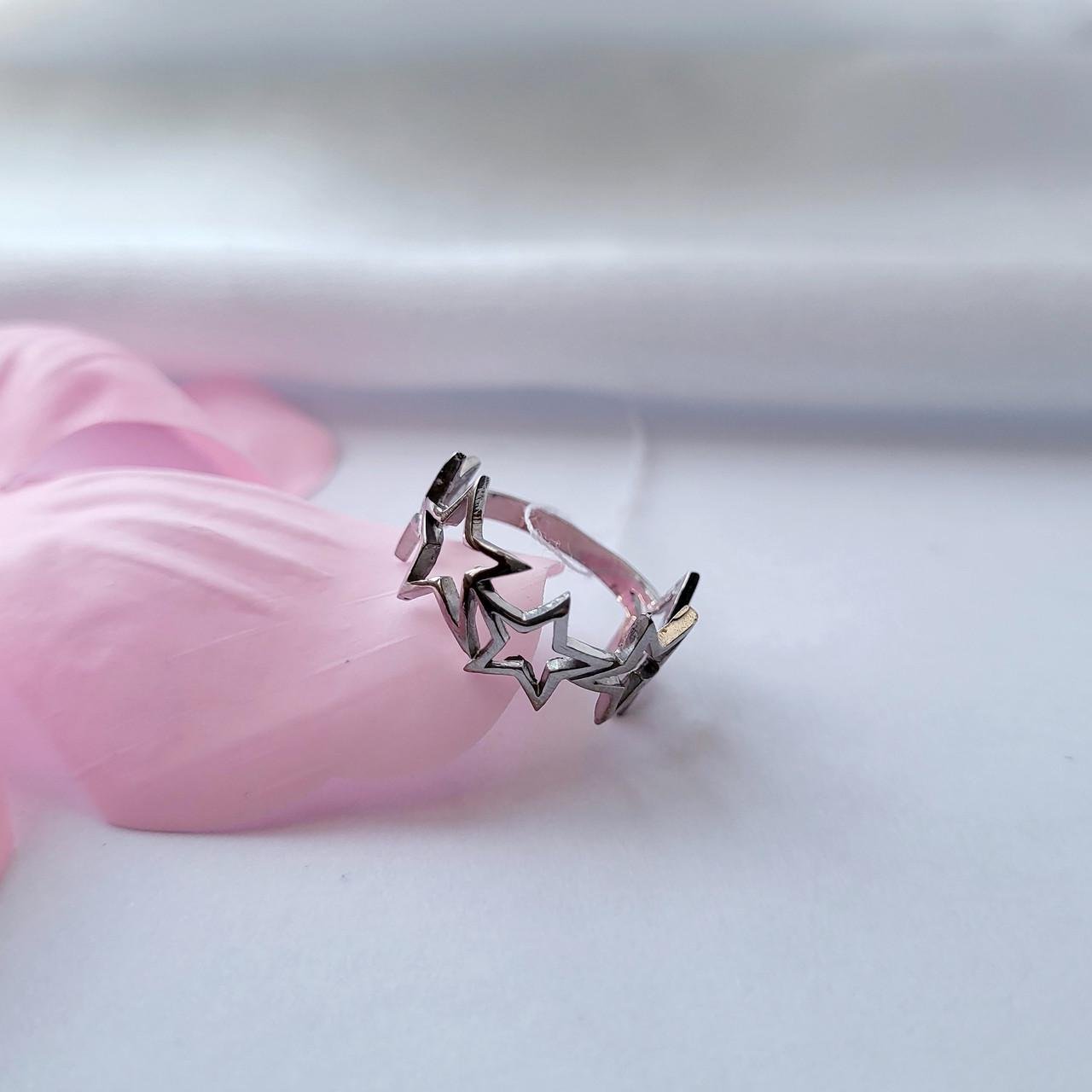 Каблучка без каменів 5 зірок срібло 925 проби родоване 1,55 г р. 17 (1155к) Каблучка без каменів 5 зірок срібло 925 проби родоване 1,55 г р. 17 (1155к)