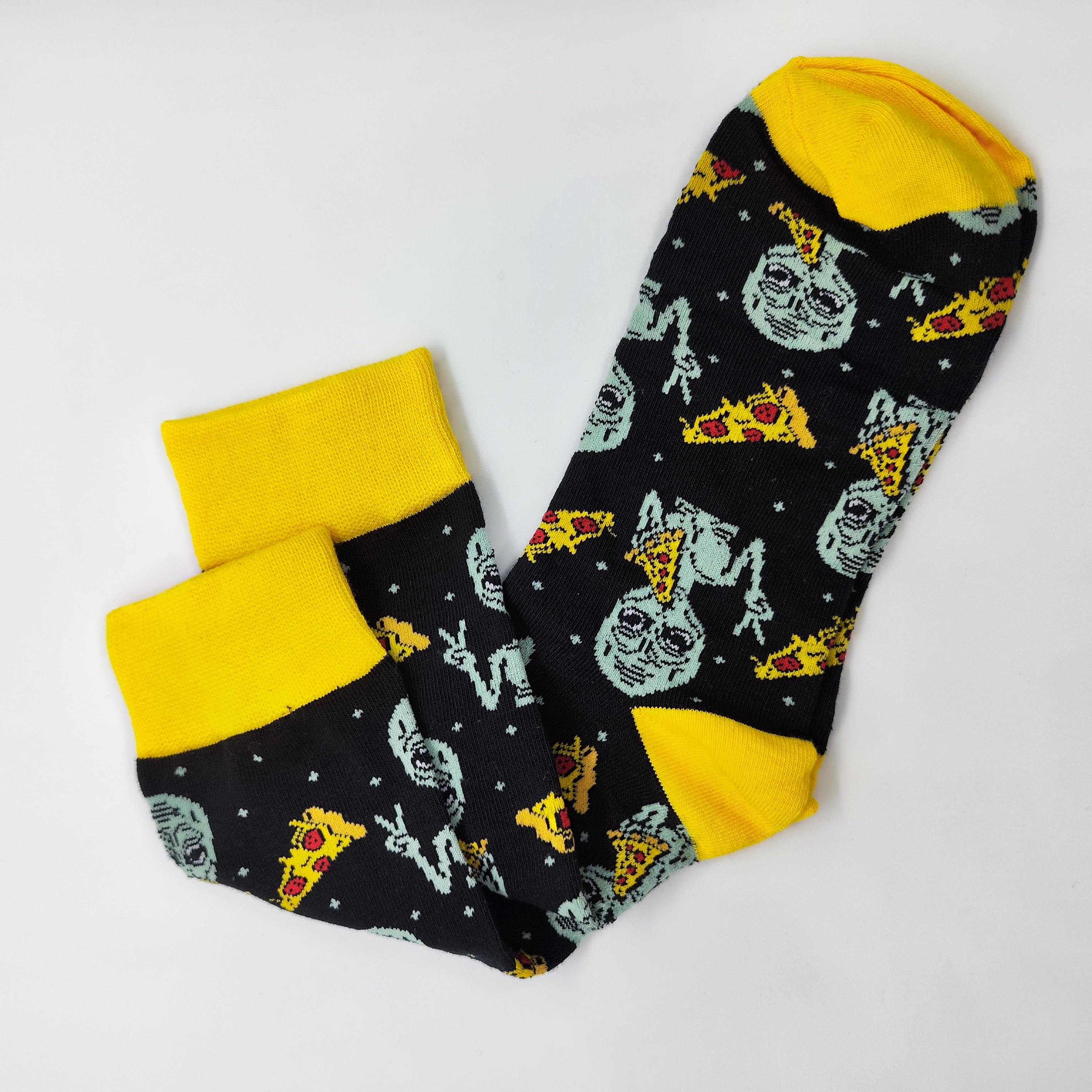 Носки унисекс Инопланетянин с пиццей one size р. 35-45 Черный (24389303)