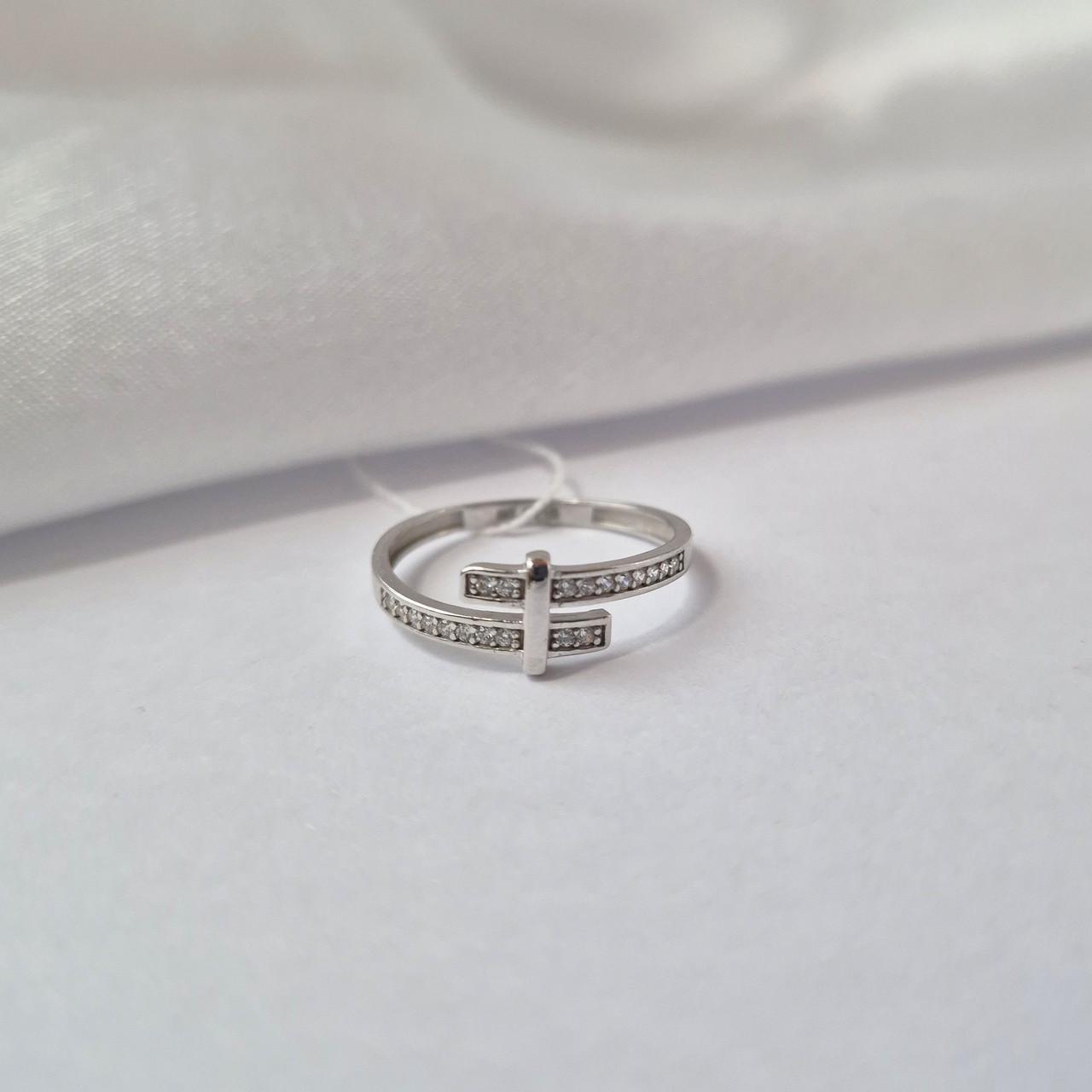 Кольцо с белыми камнями серебро 925 пробы родированное 1,00 г р. 17 (1573к)