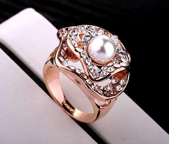 Кольцо с кристаллами Сваровски 5955397 Italina р. 18 Белый жемчуг Кольцо с кристаллами Сваровски 5955397 Italina р. 18 Белый жемчуг