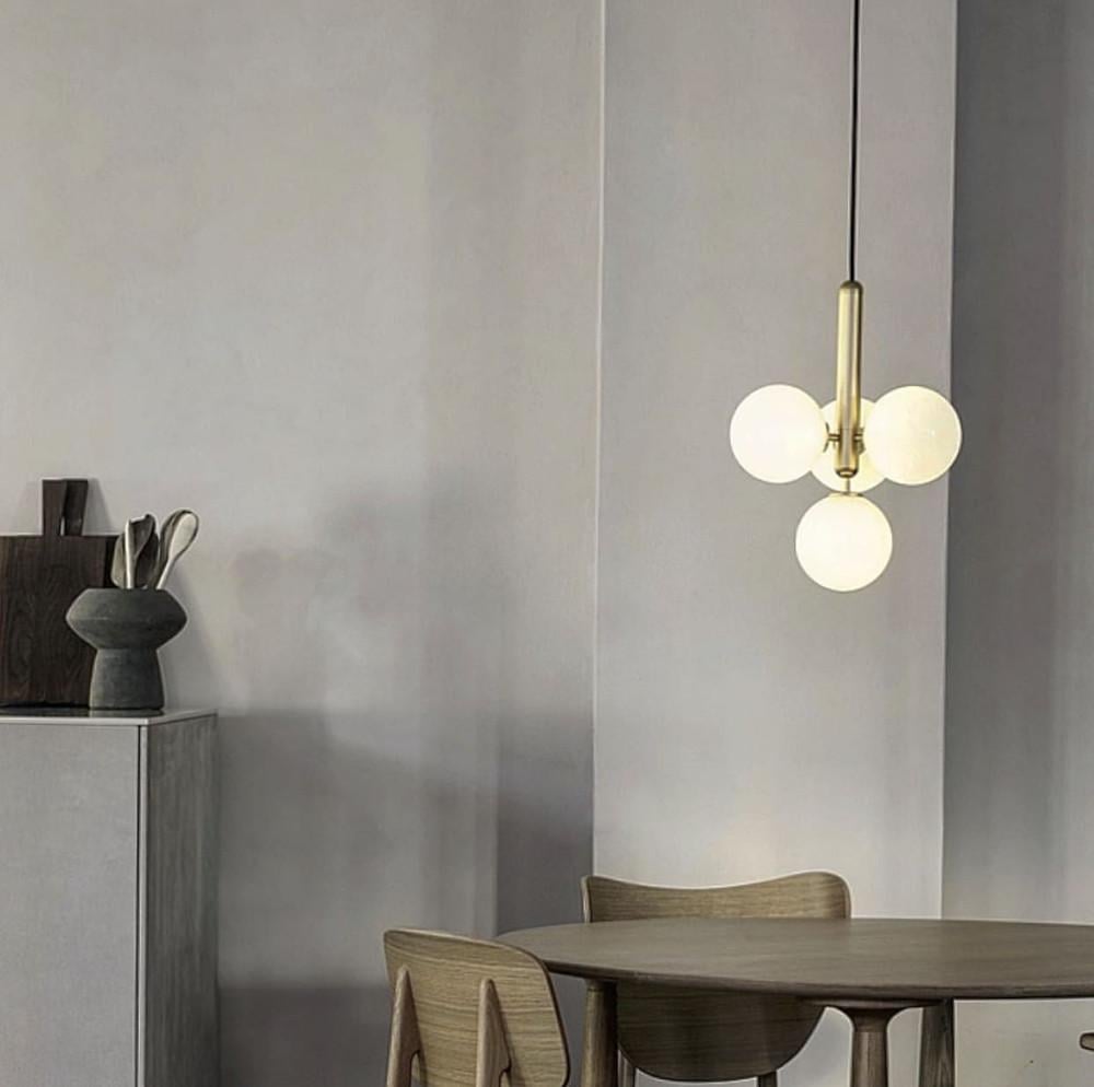 Люстра латунная на 4 белых матовых плафона (A 201/4) Люстра латунная на 4 белых матовых плафона (A 201/4)