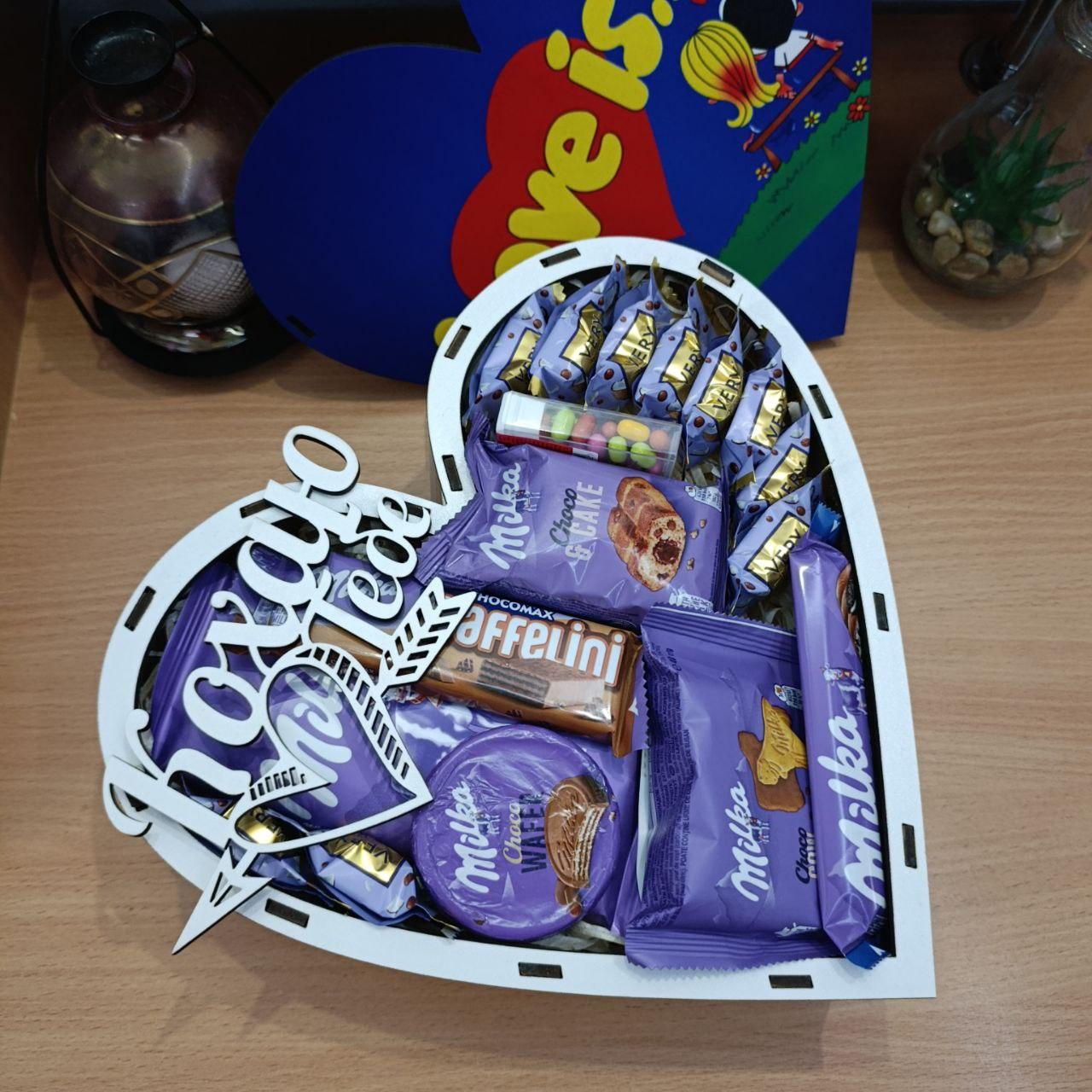 Подарочный бокс сердце с принтом Love is... (ar164)