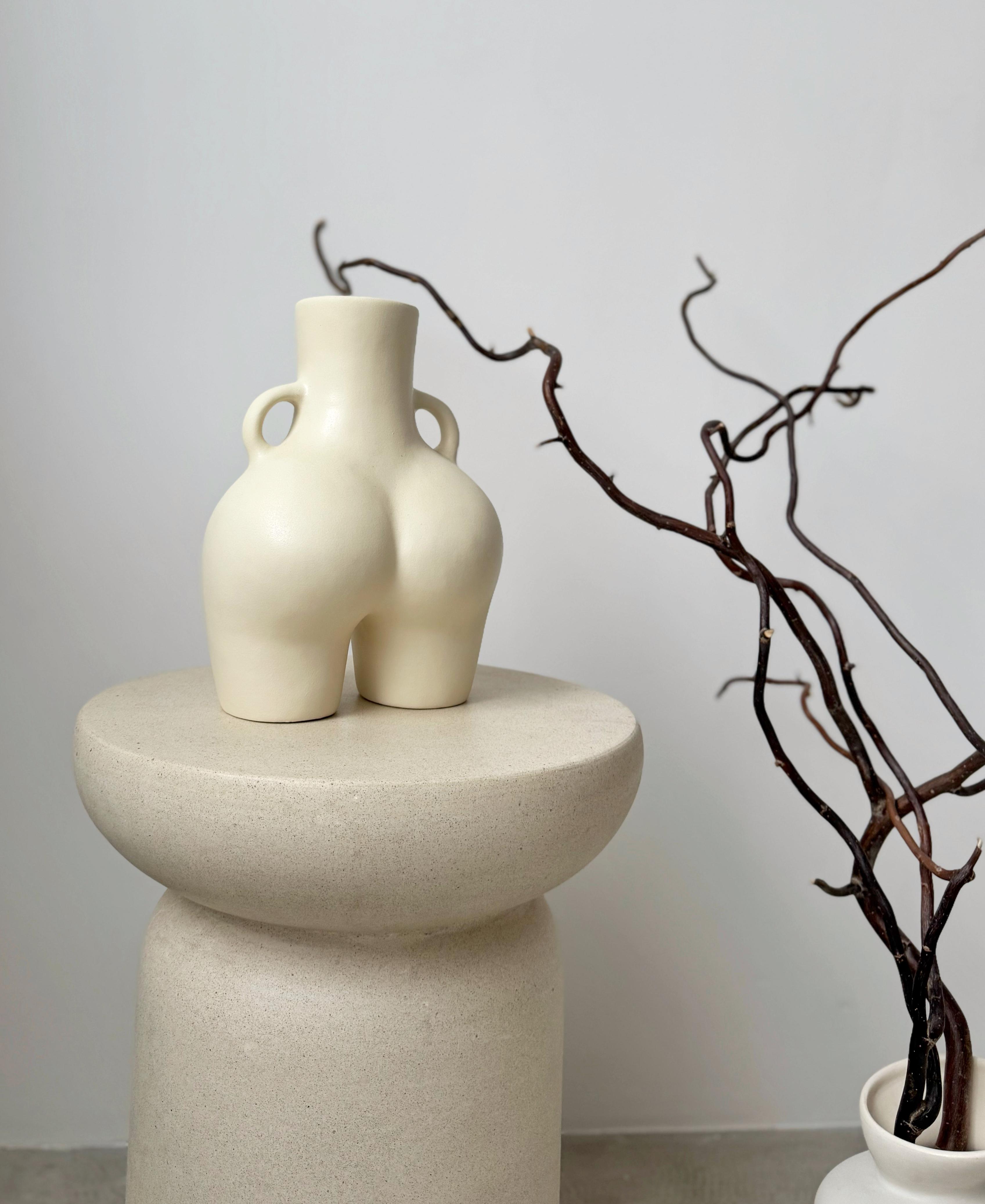 Ваза у формі жіночої попи Лола 25х18 см Молочний - фото 4 Ваза у формі жіночої попи Лола 25х18 см Молочний - фото 4