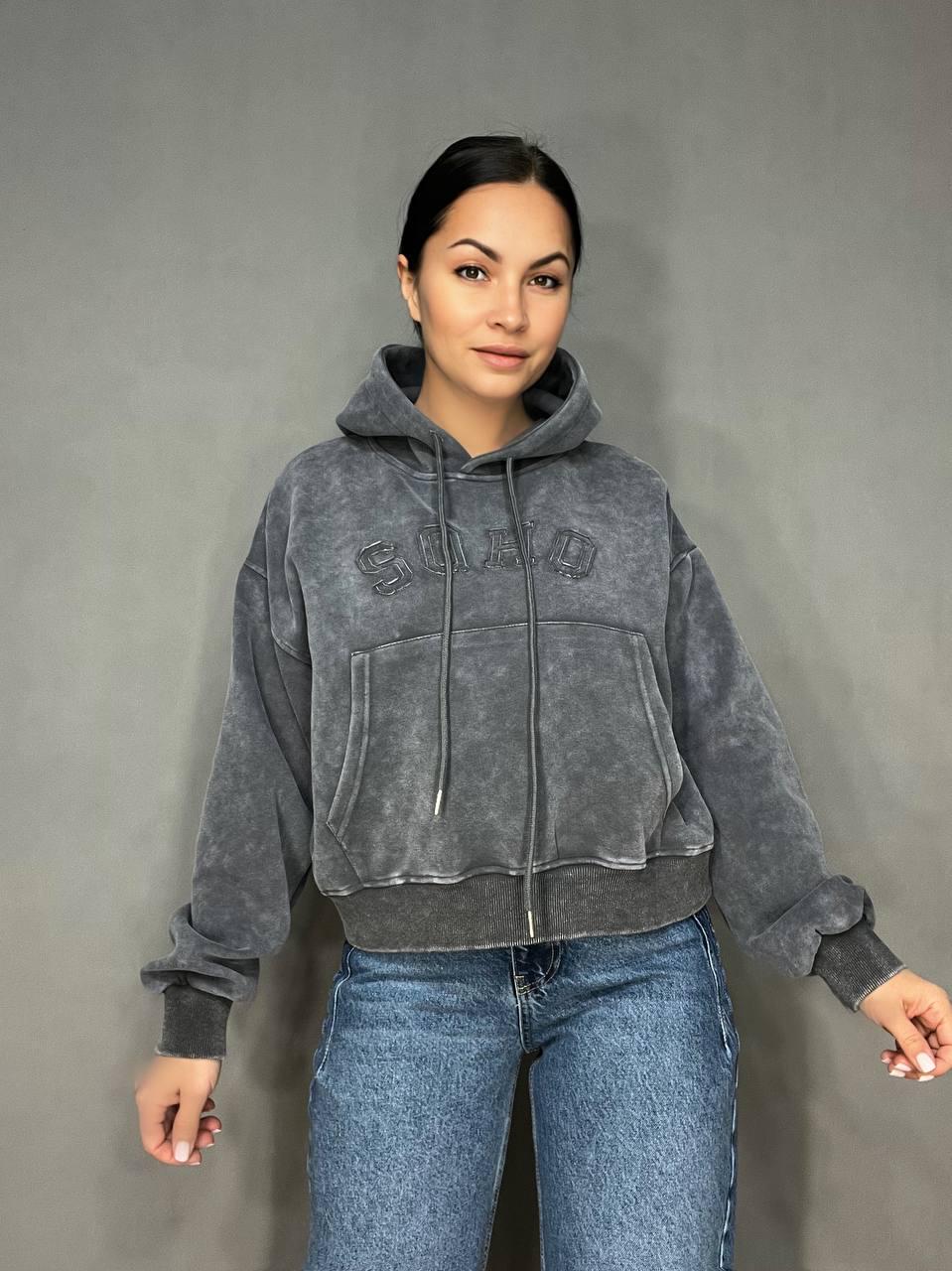 Худи женское JOY ONE 25513 вареное тай-дай вышивка впереди с капюшоном средняя длина OS Серый (3315) - фото 5 Худи женское JOY ONE 25513 вареное тай-дай вышивка впереди с капюшоном средняя длина OS Серый (3315) - фото 5